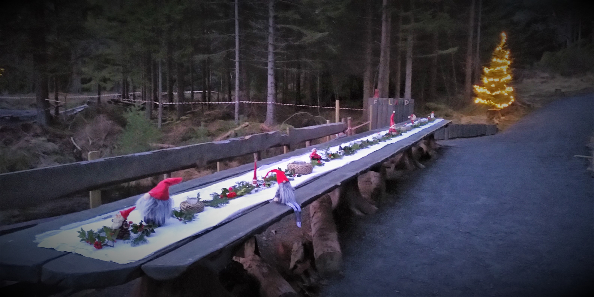 Det er plass til 60 personar rundt "det lange julebordet". Eller 14 par med korona-avstand.