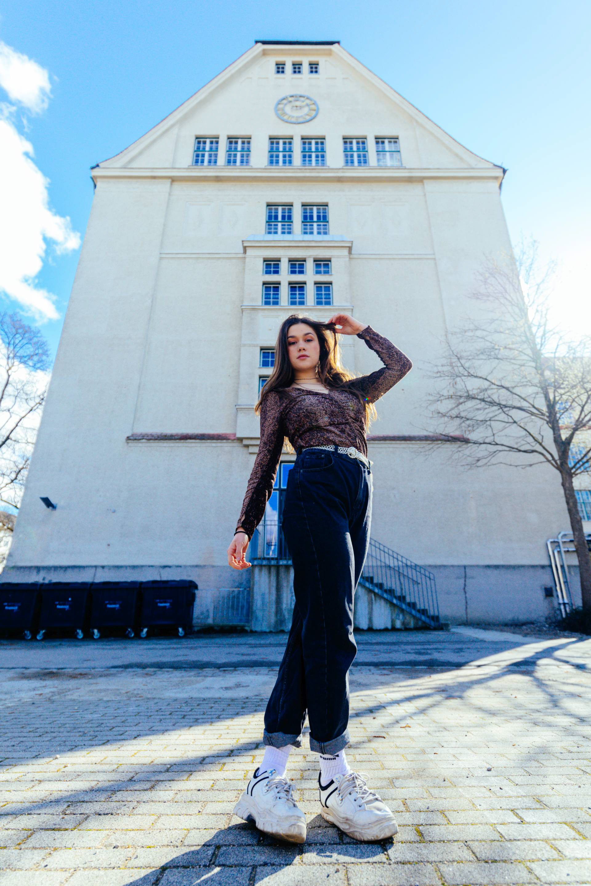 Zu sehen ist ein Porträt aufgenommen in München in Bayern. Im Porträt Foto ist eine junge Frau zu sehen, zum Teil auch Neon-Lichter, eine U-bahn, Fotoautomat und Rolltreppe. Die Aufnahmen an der Oberfläche wurden in München, nähe Rotkreuzplatz aufgenommen. Im Hintergrund der Porträts sind eine Schule und ein Krankenhaus zu sehen. Die Bilder sind für eine Portfolio Erweiterung geschossen worden.