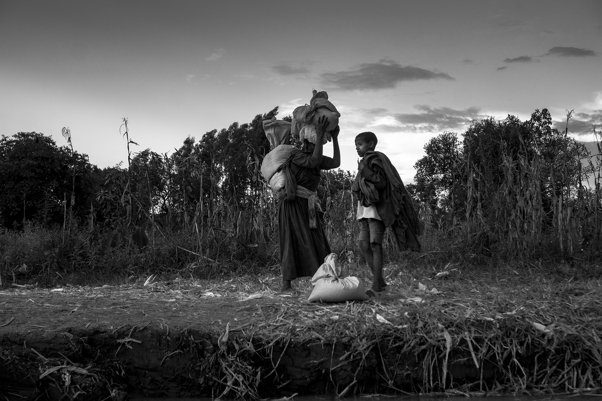 La mère et l'enfant sur les rives du Nil Bleu - Ethiopie