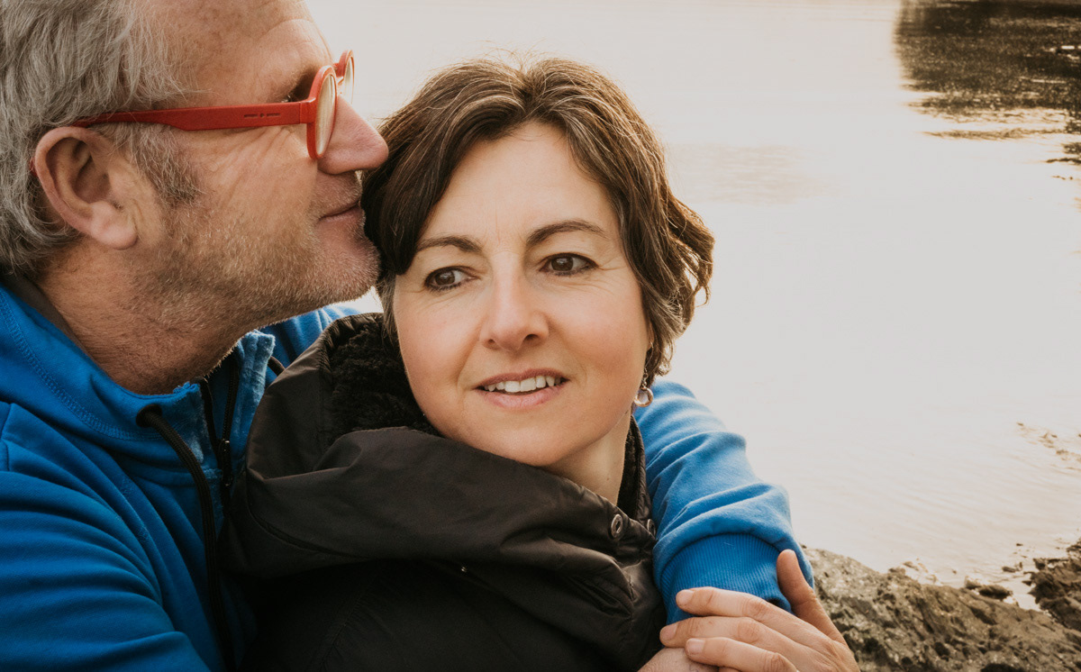 Photographe shooting couple bord de mer