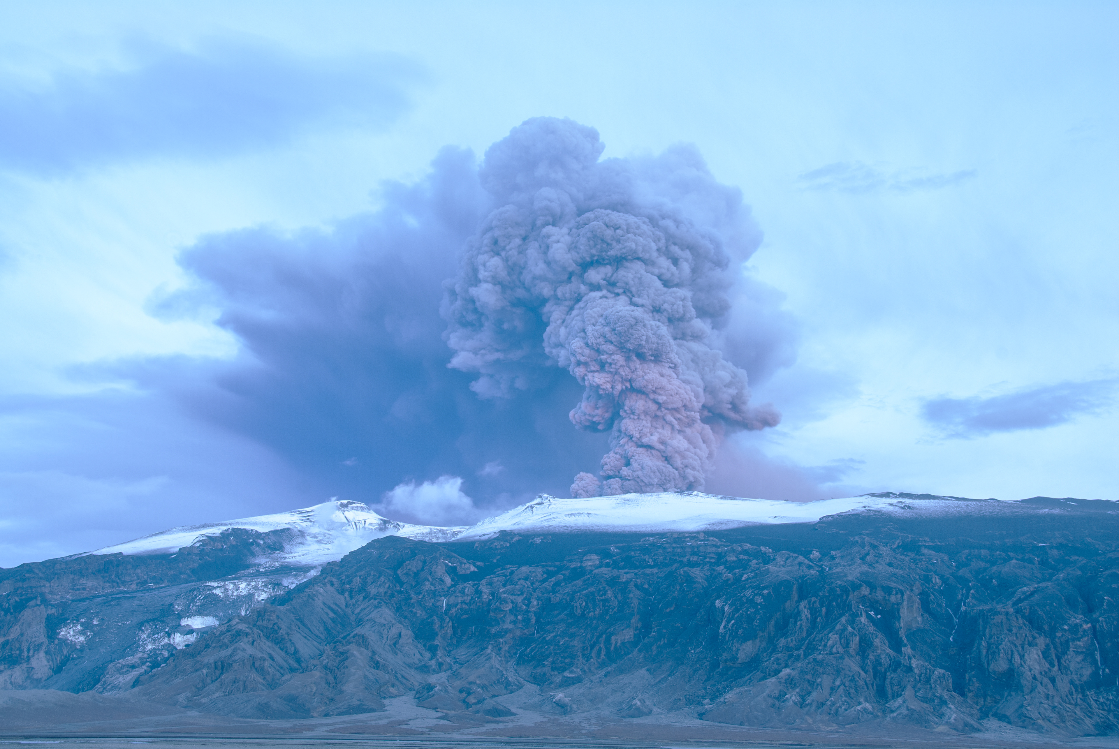 Eyjafjallajökull eruption in 2010 towards Gígjökull glacier tongue