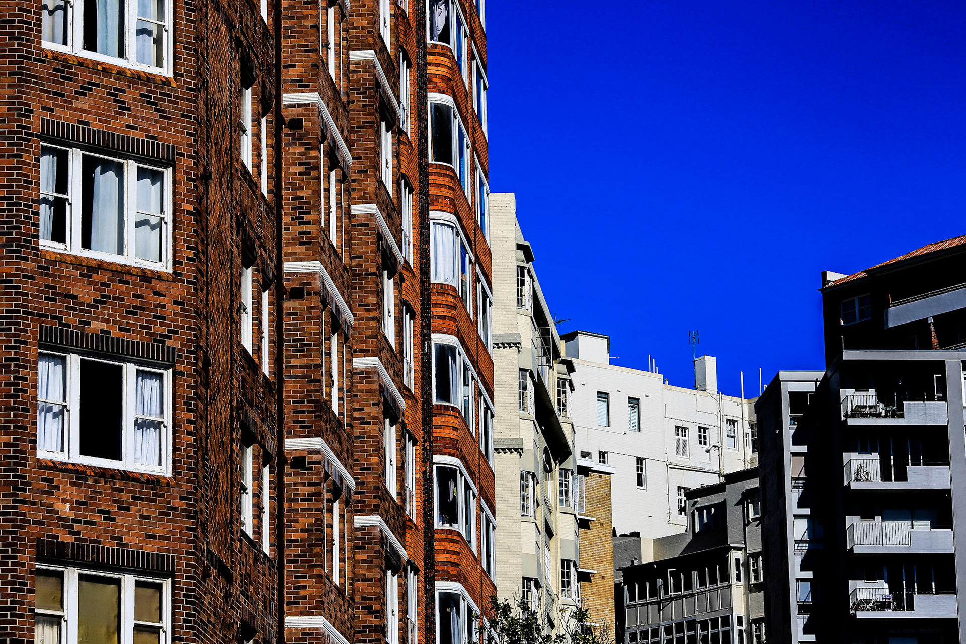 Art Deco Woolloomooloo Appartments in brilliant light and blue sky