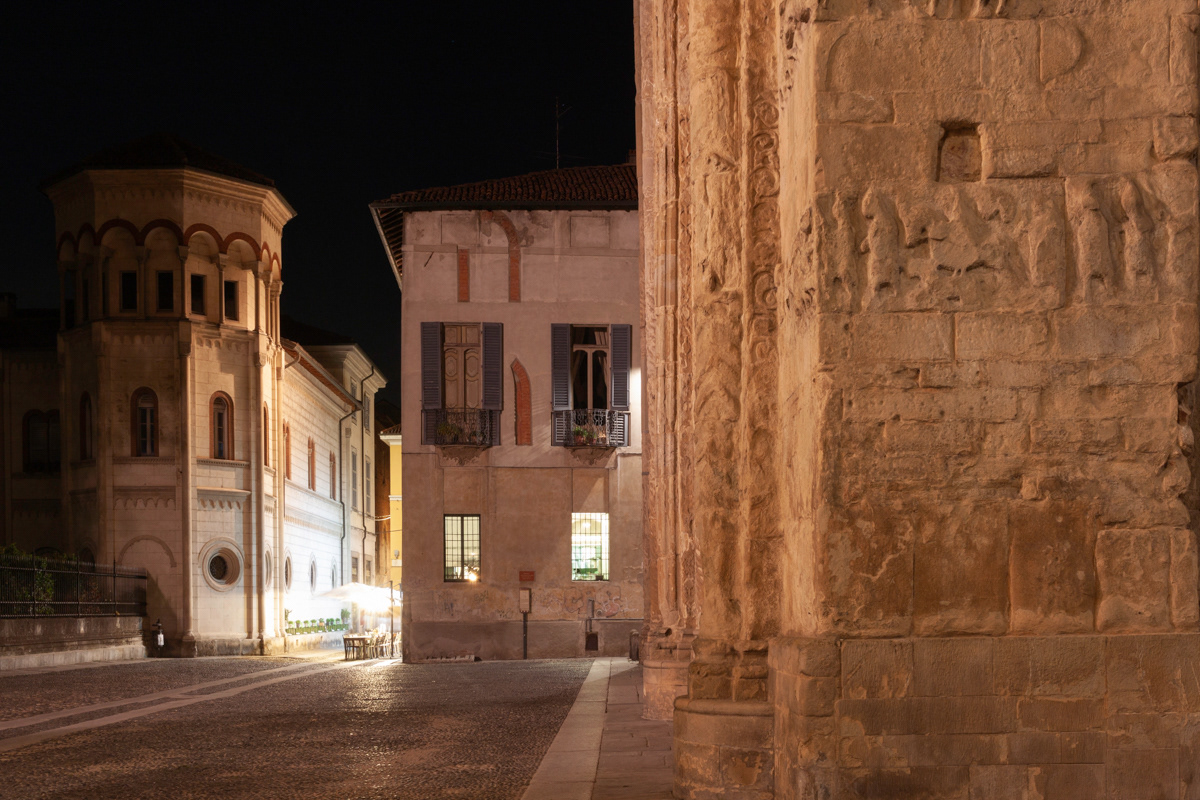 Figure da 15 a 21 - Foto notturne della Basilica di San Michele Maggiore