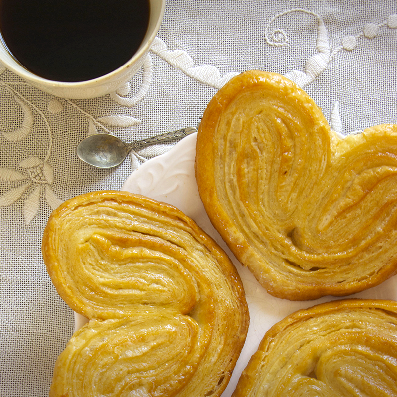 Biscuits palmiers sur nappe ancienne