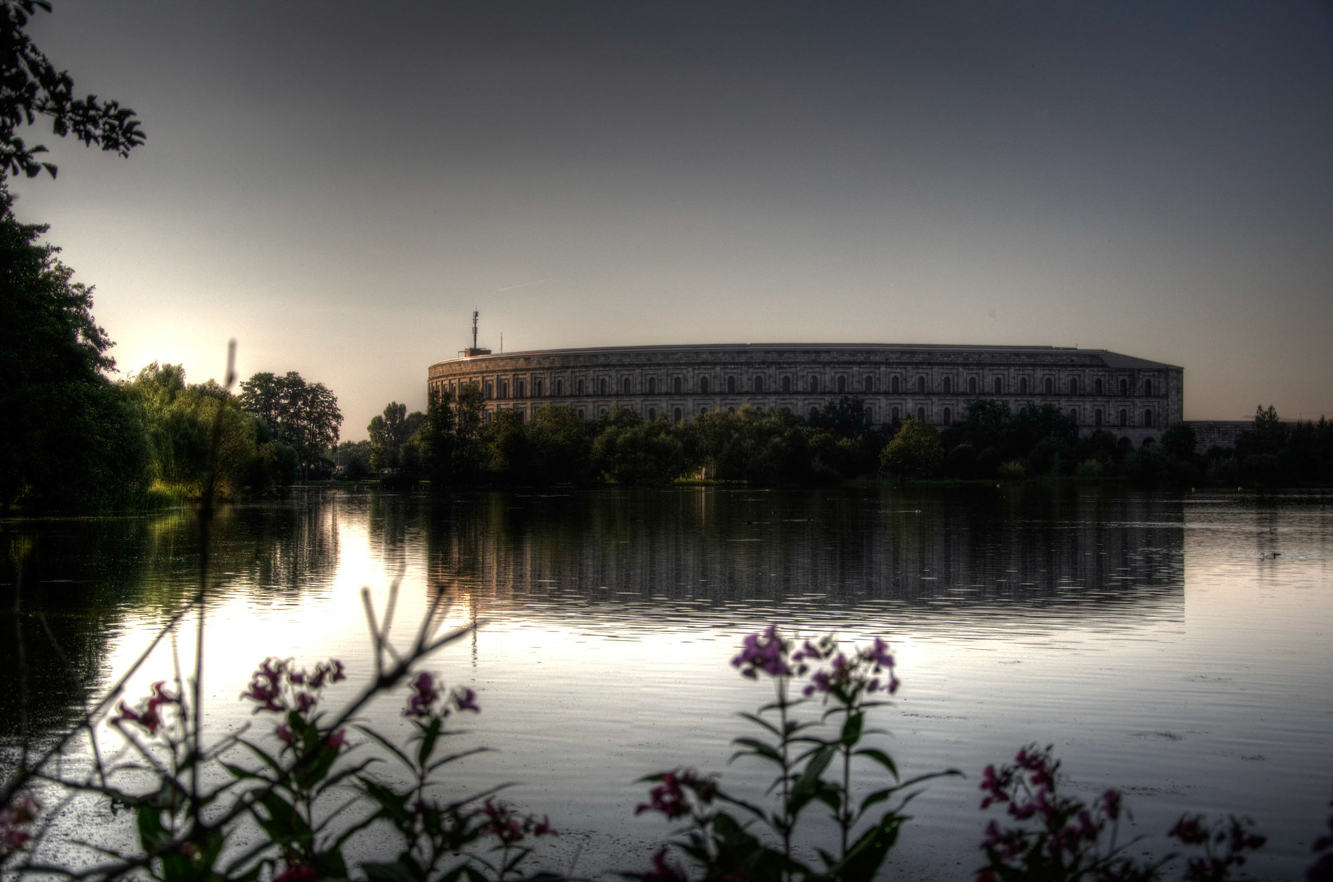 Blick über den Dutzendteich auf die Kongresshalle des ehemaligen Reichsparteitagsgelände in Nürnberg