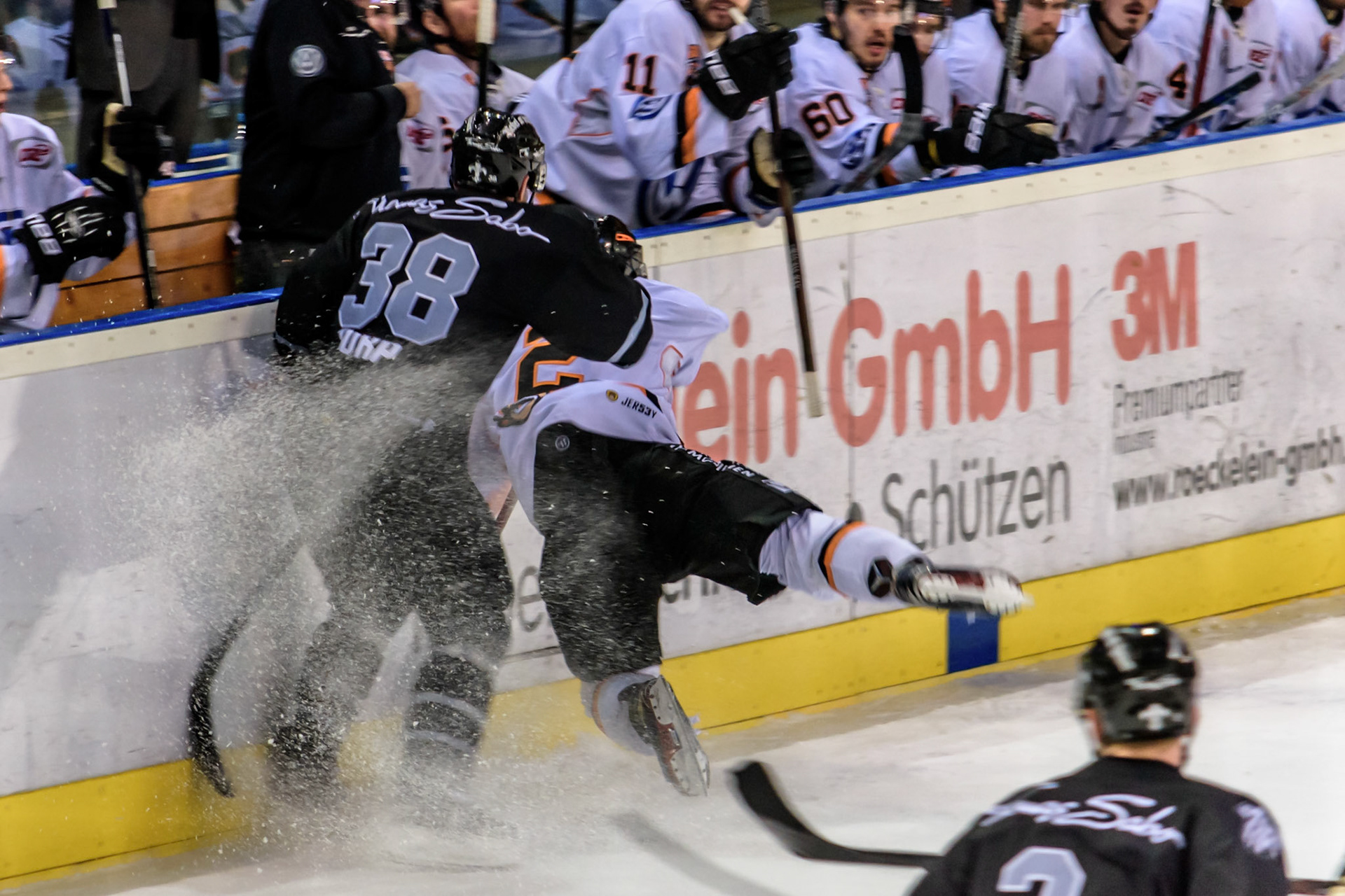Morgen zählt es also! Go Boys! Mit nachvollziehbaren #Schiedsrichter Entscheidungen packen wir die #Müllmänner aus #Wolfsburg - denn das bessere Team waren wir bisher in jedem Spiel! Noch hat die dicke Dame nicht gesungen.