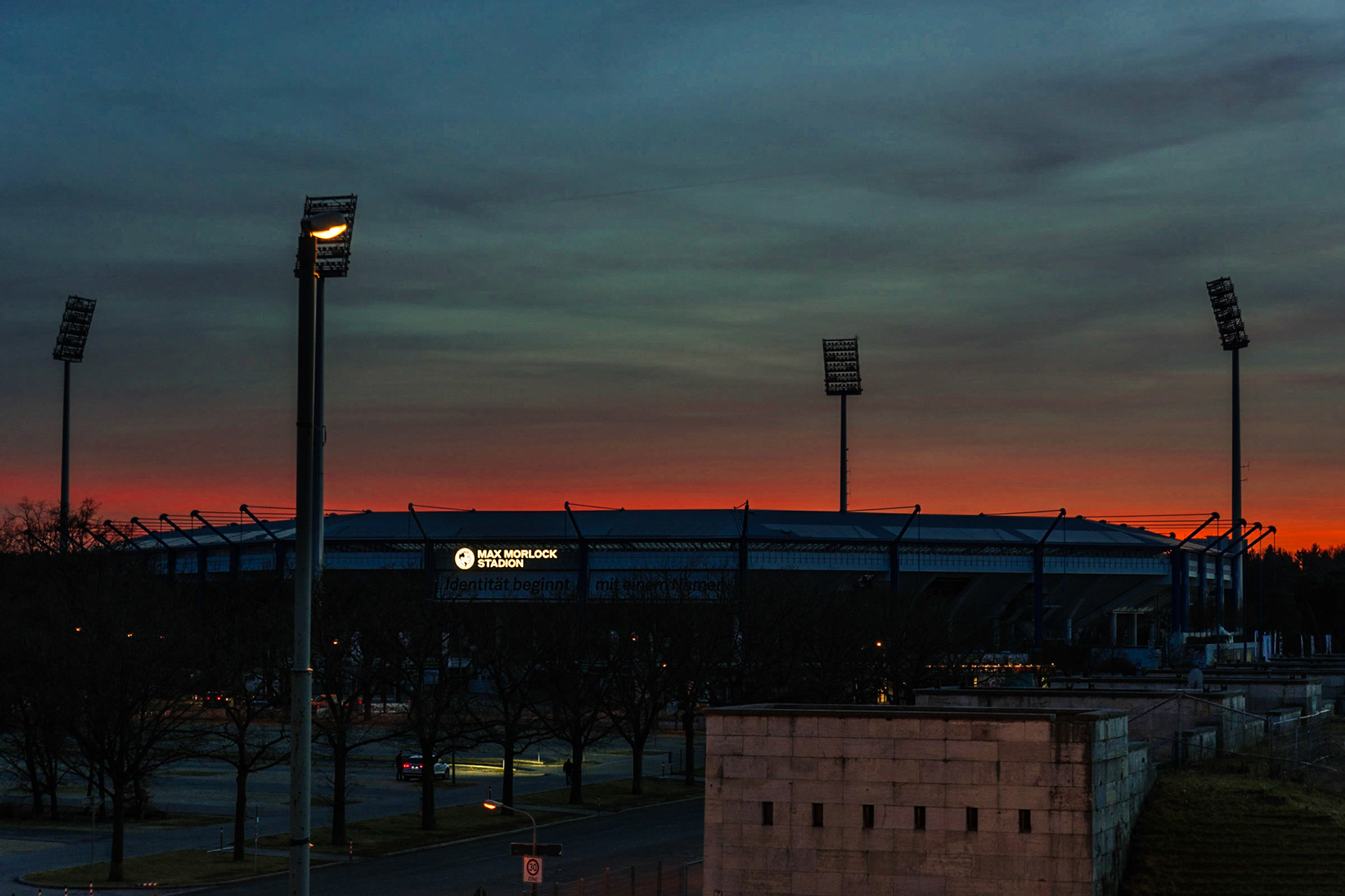 Das #Frankenstadion (so heißt das Ding, aus basta!) letzten Mittwoch von der #Steintribüne aus. Beeindruckendes Himmelsschauspiel