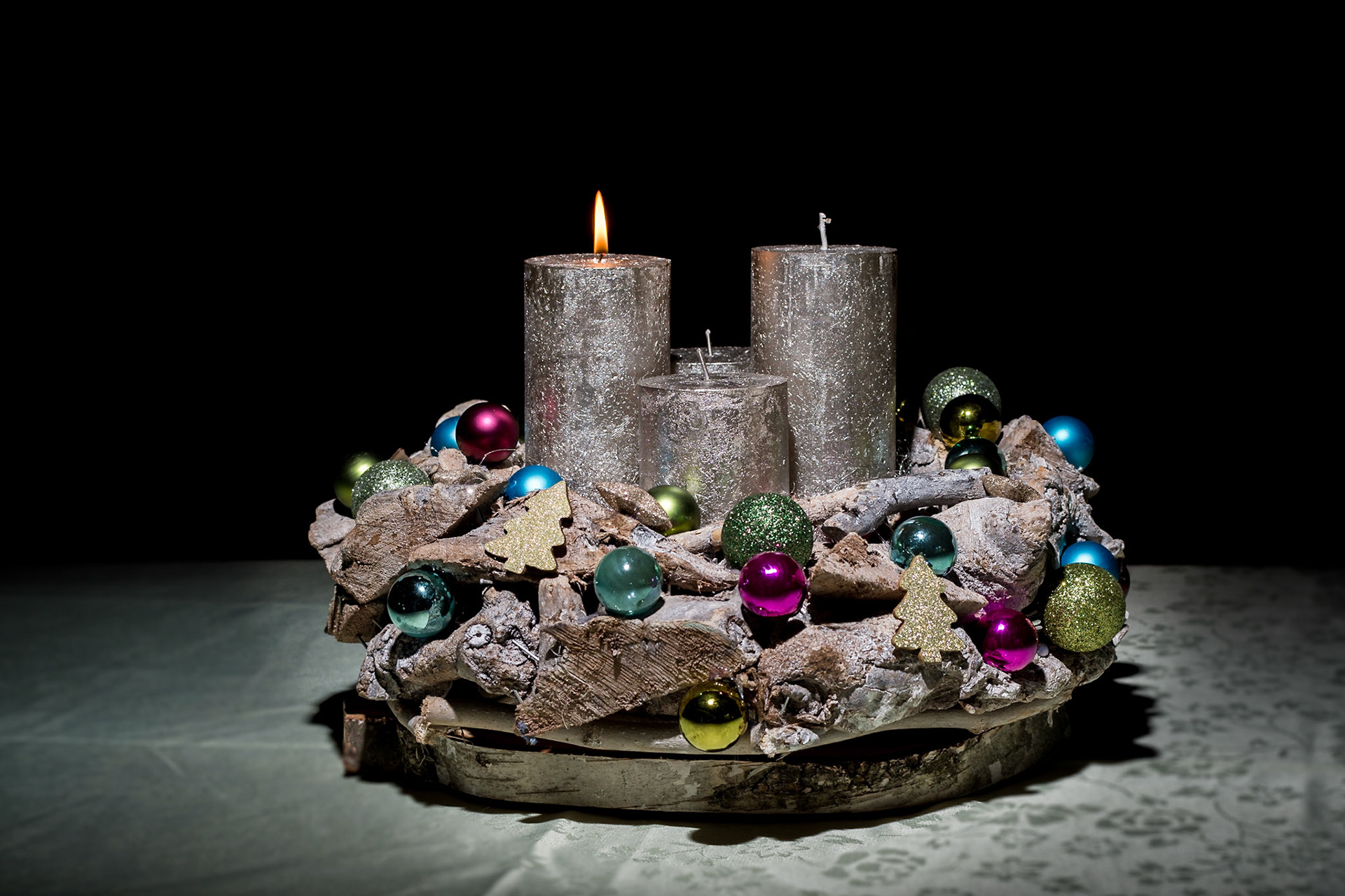 Wir wünschen allen einen besinnlichen 1. #Advent! So sieht dieses Jahr unser #Adventskranz aus, selbstgebastelt natürlich.