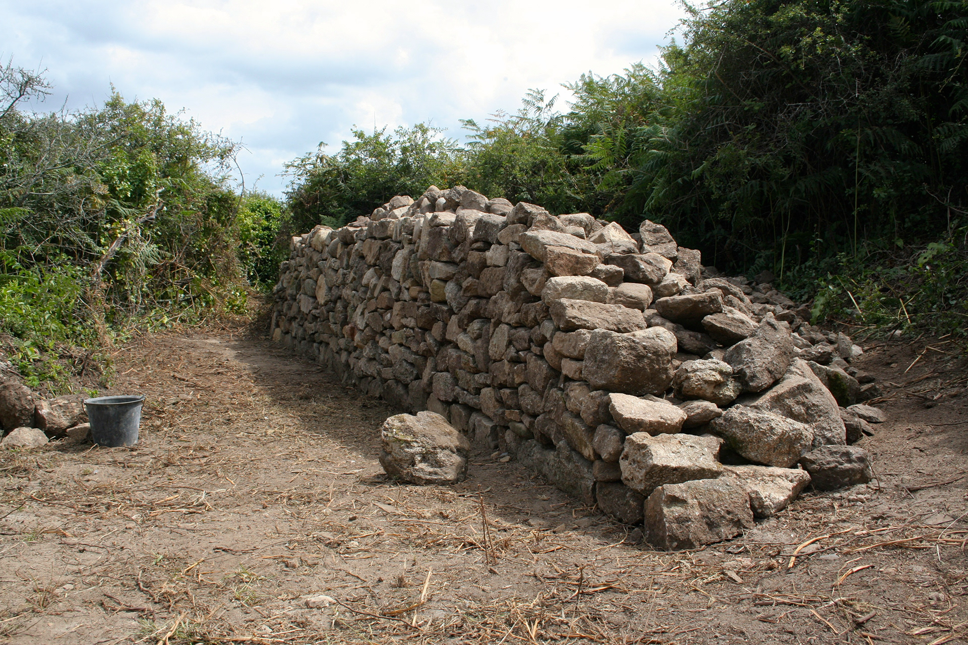 Mur en pierre sèche - Les pierres de parement soutiennent celles de remplissage