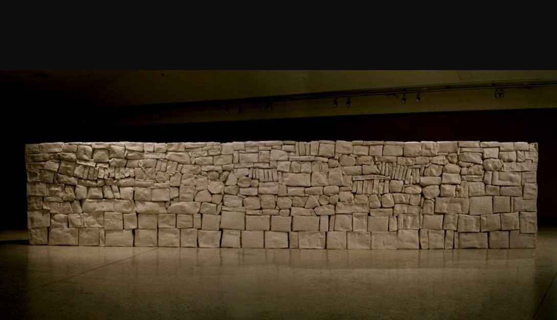 《老墙》Old Wall, Scale: 170×800×105cm, 镀锌铁网、纸浆, Materials: Wire Mesh, Paper Pulp Photo credit: Shenbo