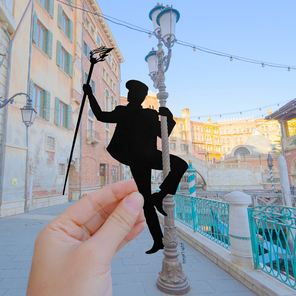 Lamp Lighter in Tokyo DisneySea