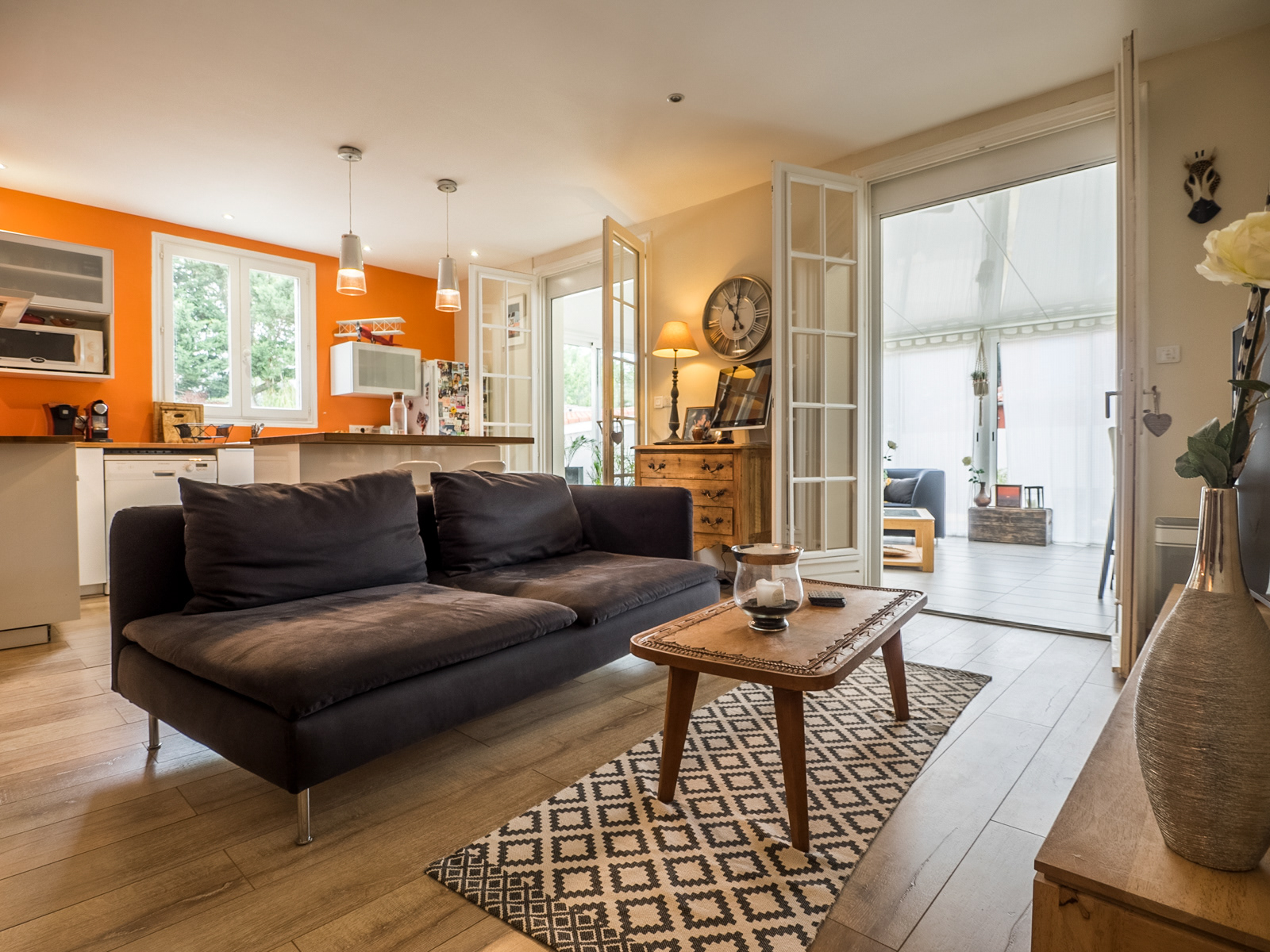 Real estate and interior photography by Grégory Dziedzic, a urban photographer and contract photographer for AirBnB located in Toulouse. Expert room staging and technically sound capture process (including HDR bracketing and super wide-angle lens) for best result delivery to private customers, companies, architects and real estate agencies.