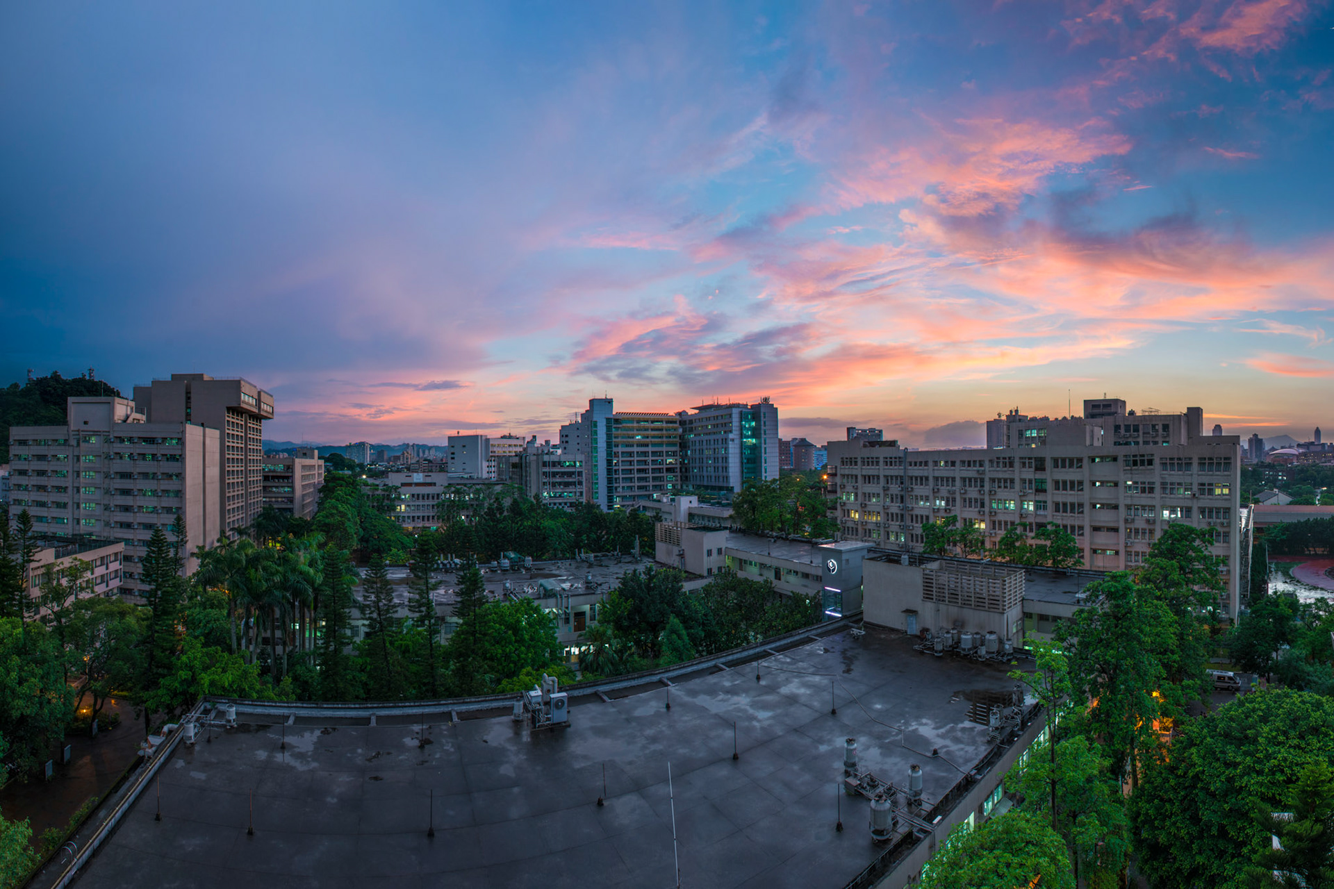 以台科大為帝景的一張作品,帝景是台科大校園,而天空則是經典的火燒雲