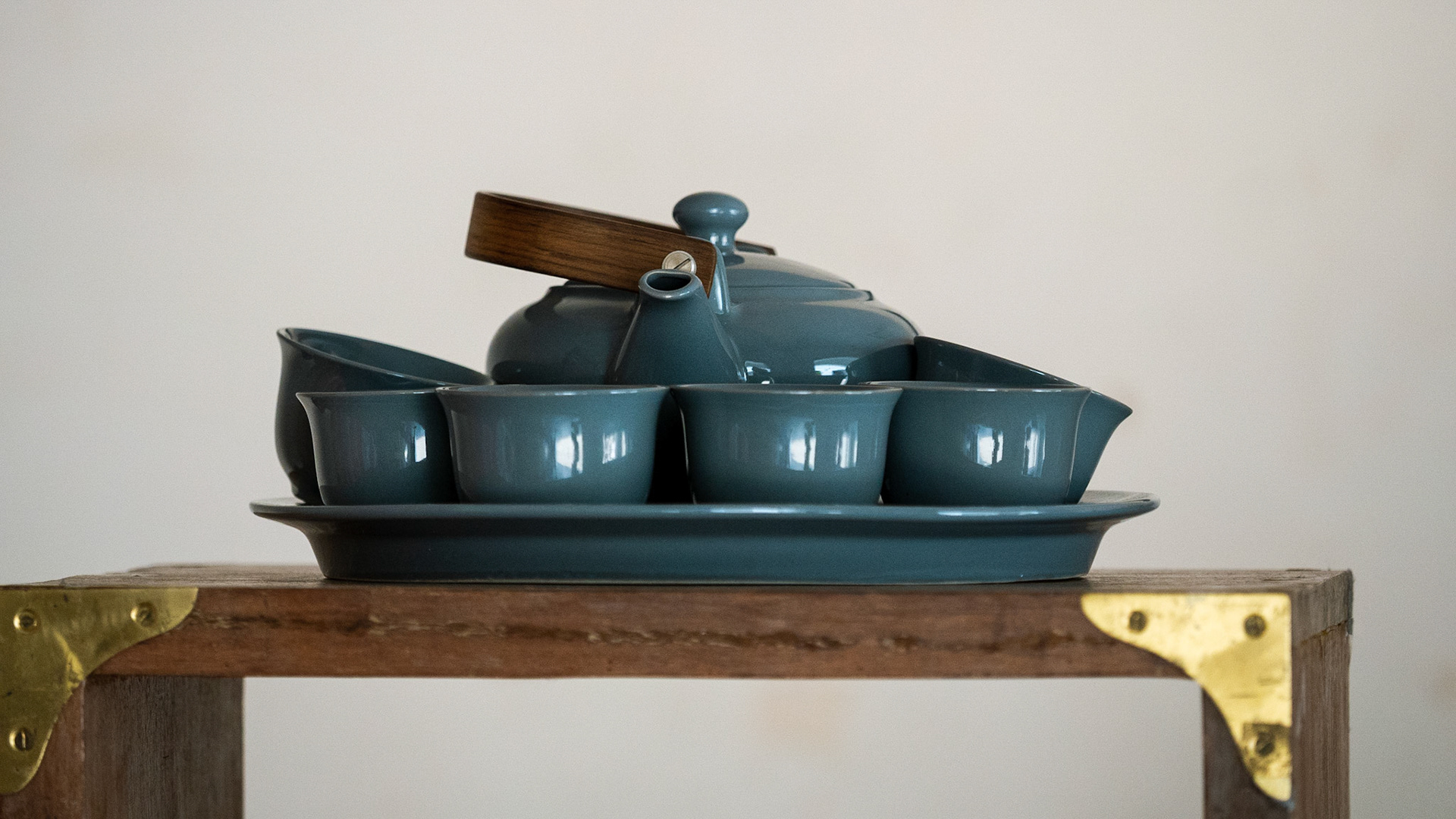 Clay pottery at a street exhibition. This "carbon" blue is a hue I just can't take my eyes off!