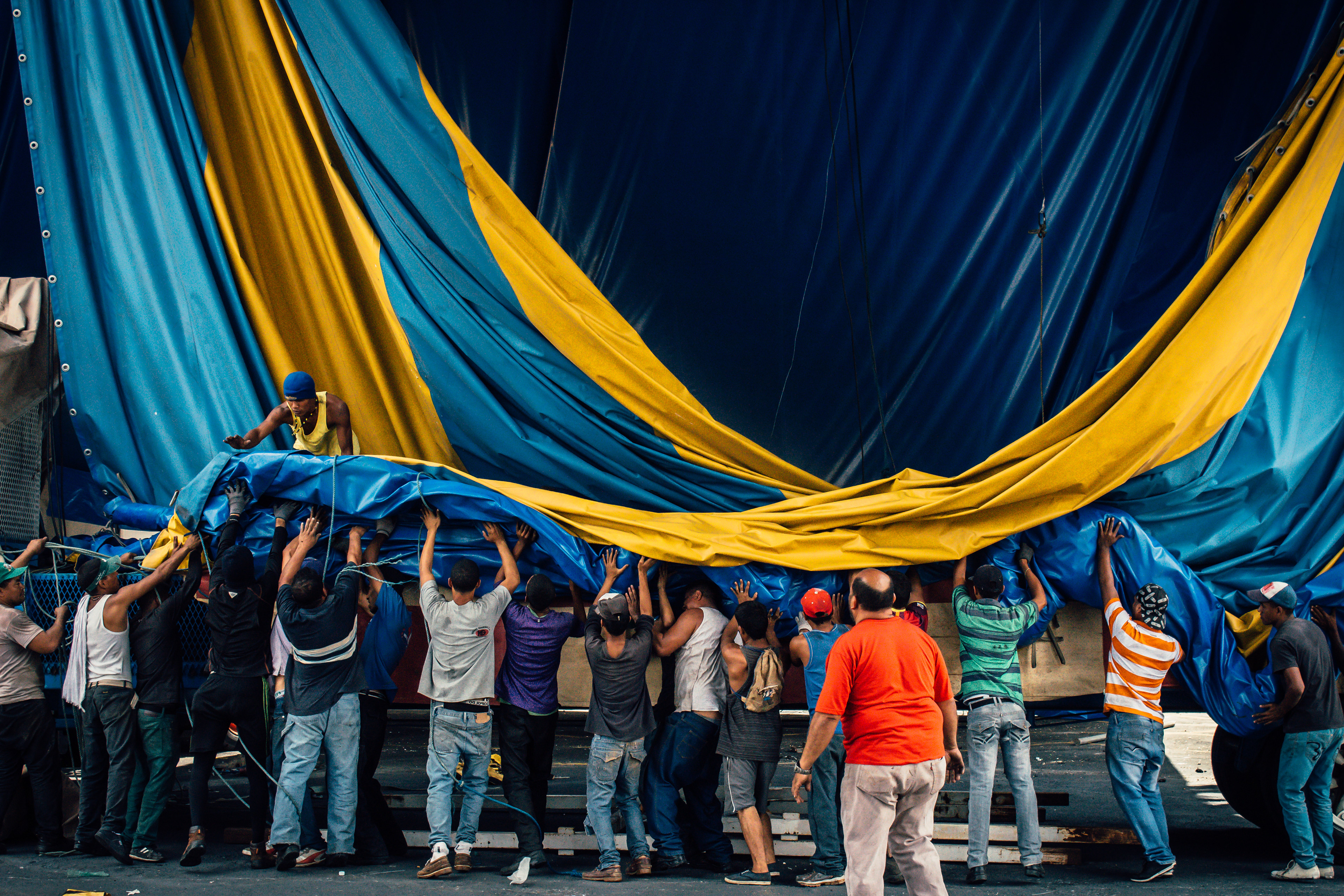 The process for packing up the tent consists on putting the truck that carries it underneath and folding it over itself over the truck. Caracas 2015