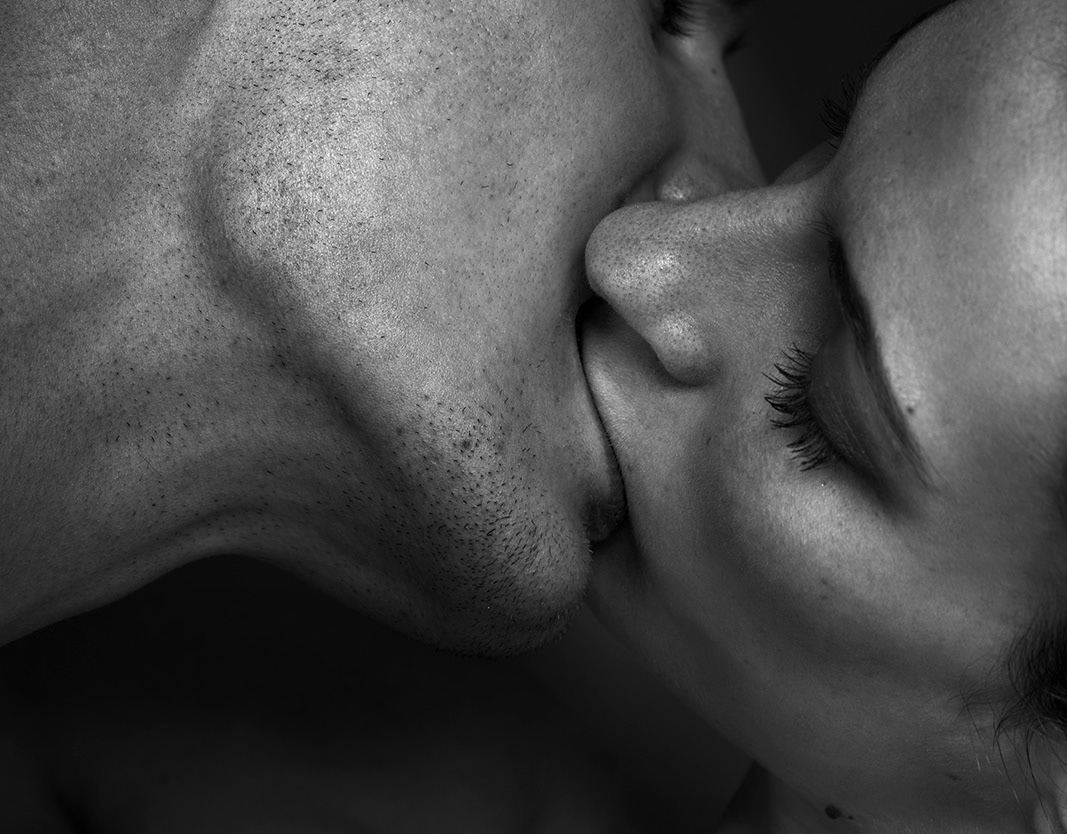 Красивый поцелуй груди. Поцелуй. Страстные поцелуи. Чувственный поцелуй. Красивый поцелуй.