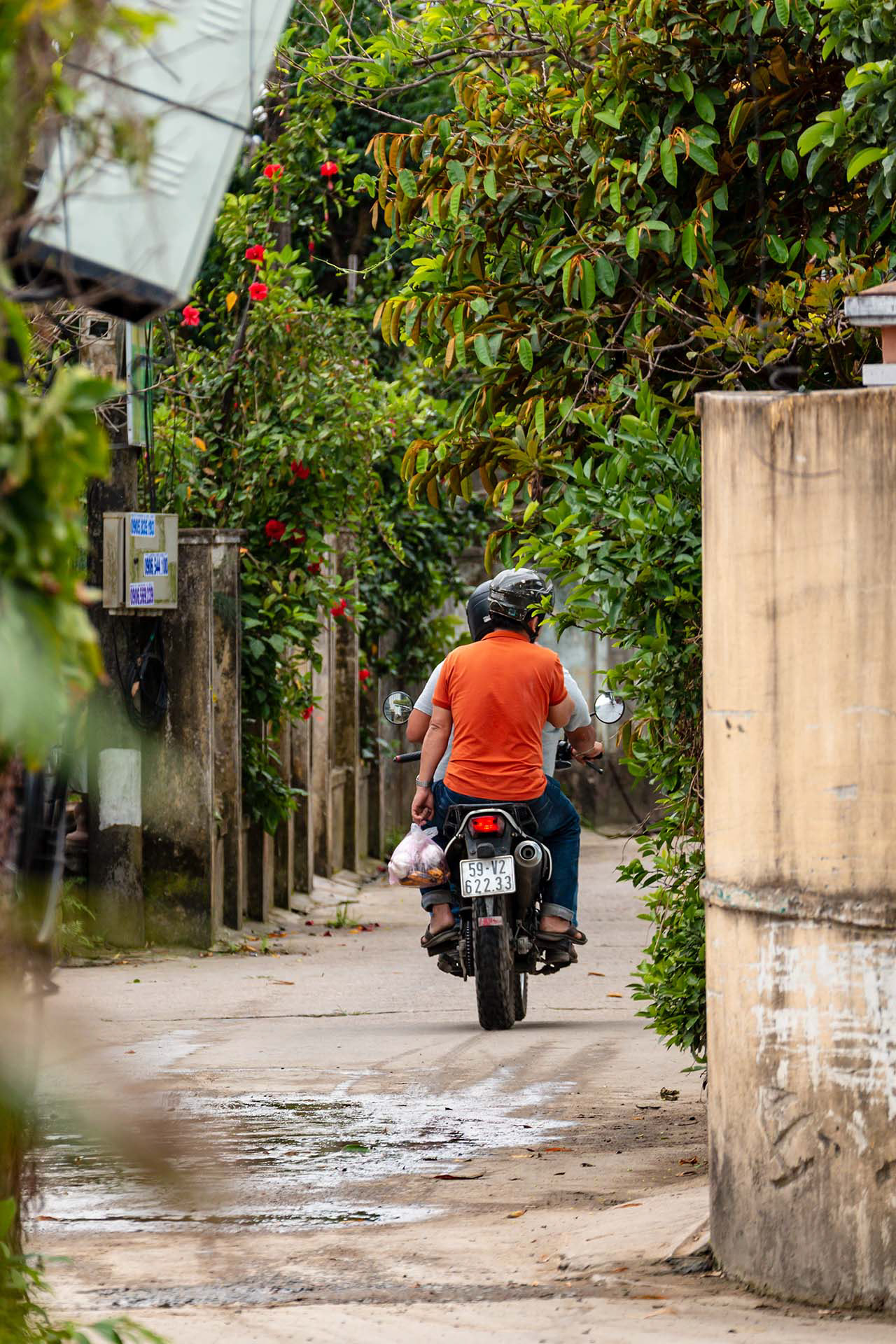 Rollerfahrer in Hội An mit leichtem Gepäck. Fotos: Roman Domes