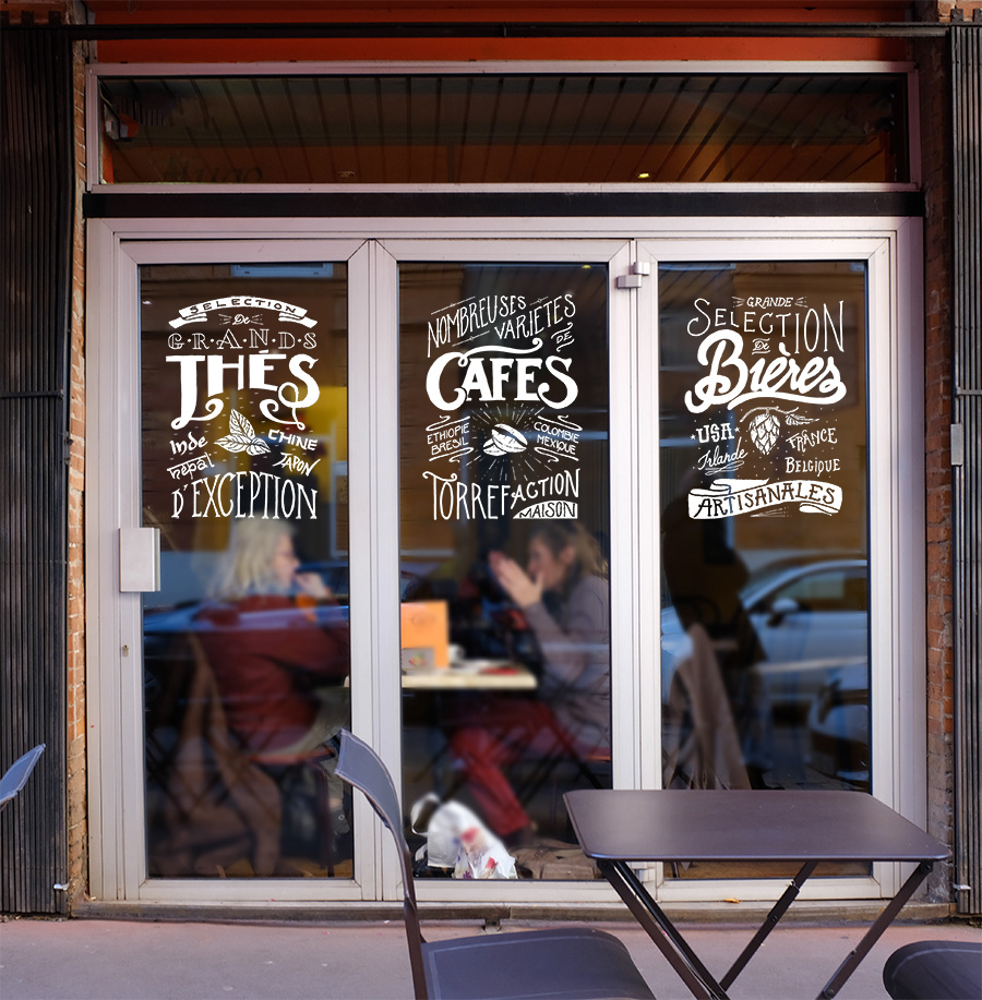 tryptique à base de typographies installé sur les vitrines du magasin