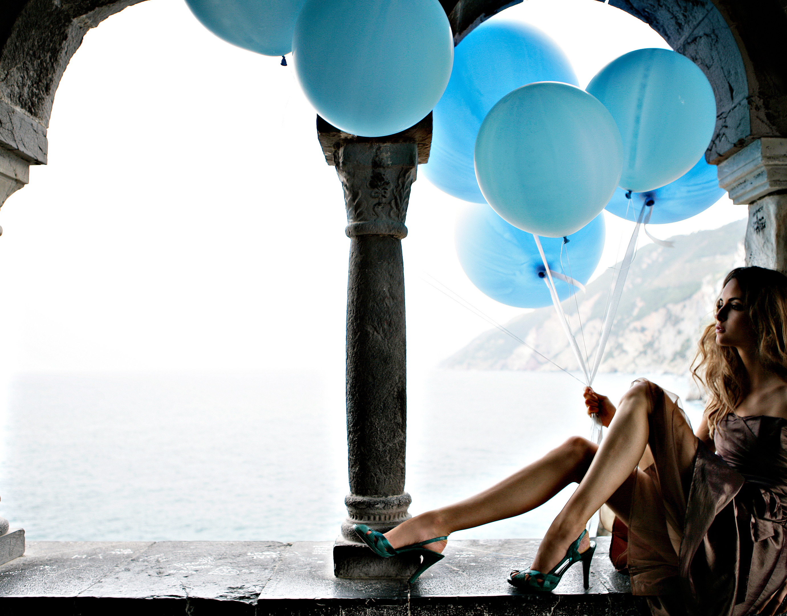 Фотосессия на море с воздушными шарами