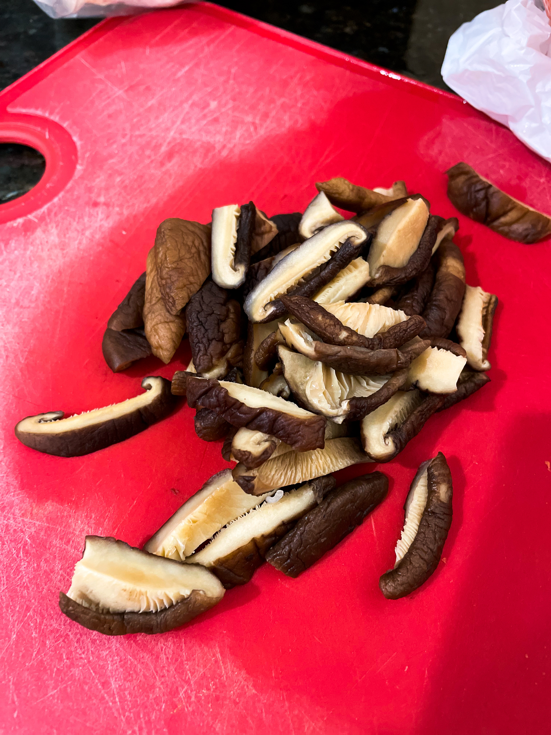 Cut dried shittake mushrooms after they are soaked for 3 hours.