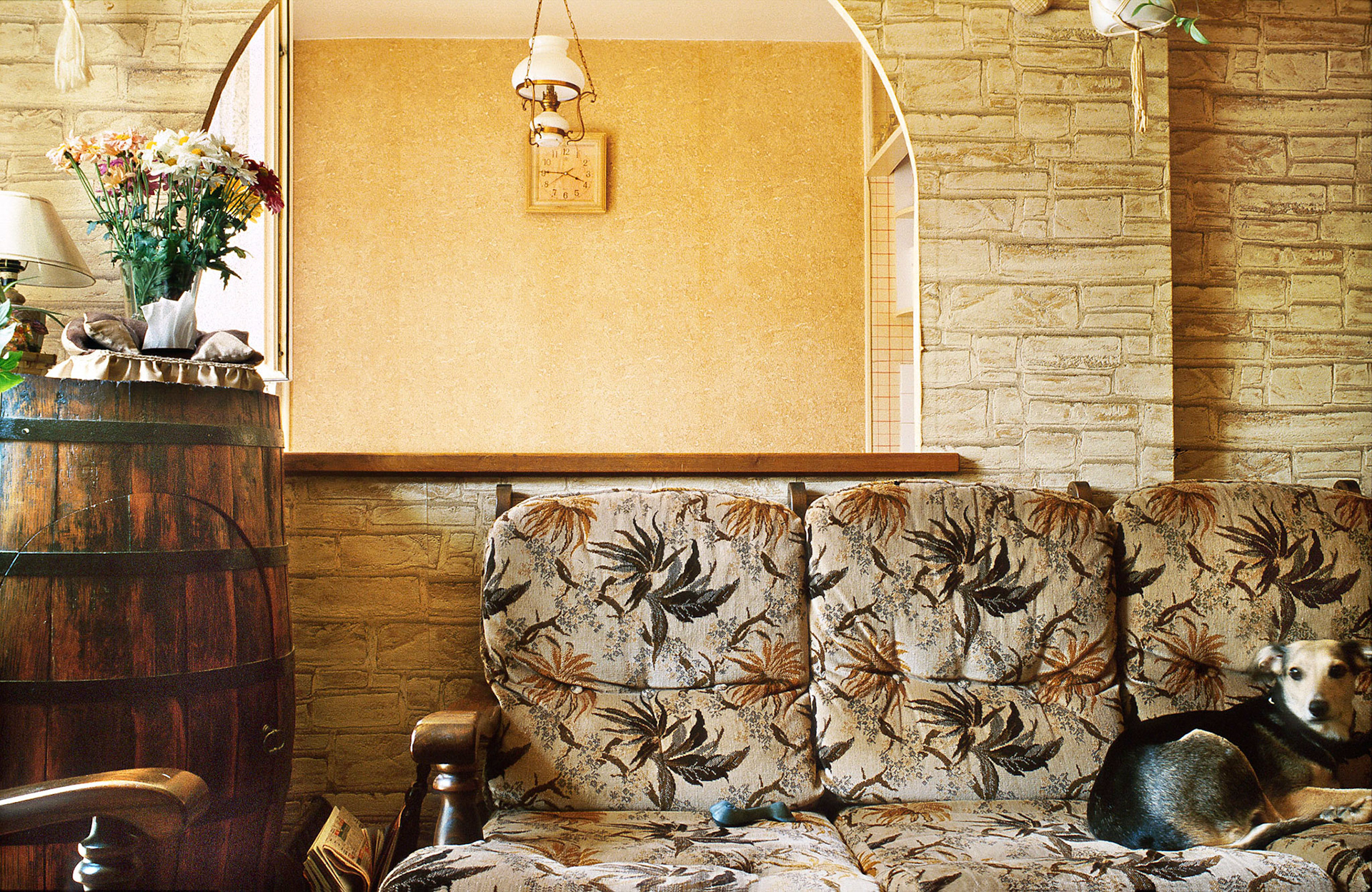 Valérie n'a pas souhaité être photographiée. La décoration de son appartement lui a pris du temps : c'est le seul où la cloison coulissante (pour séparé le coin repas/cuisine et salon) est utilisée. La fausse pierre est collée à l'envers mais on y prête pas attention. L'ouverture de la cloison a été faite par son mari.
