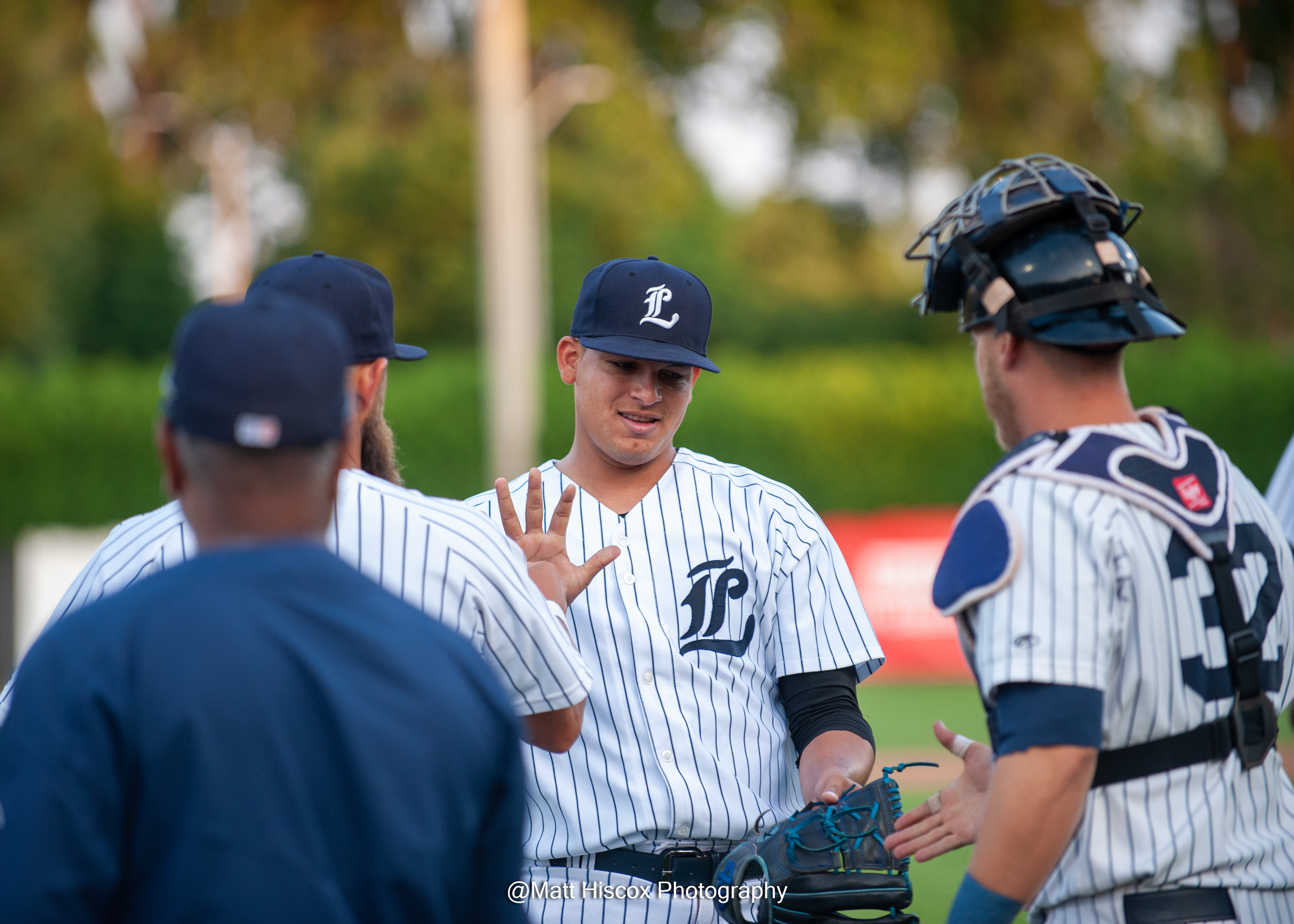 Juliandry Higuera high fives