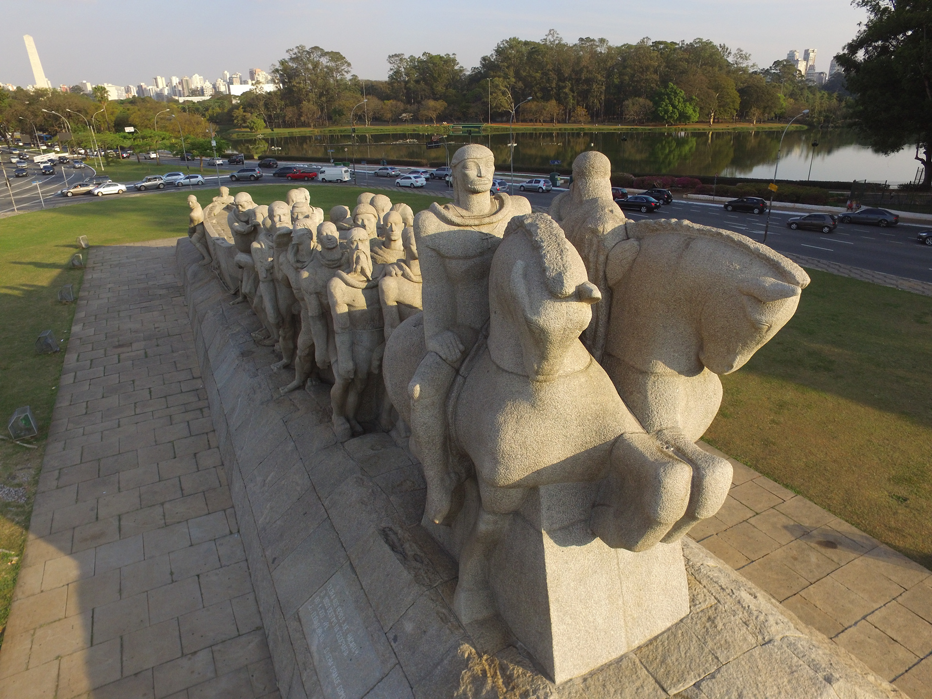 Monumento As Bandeiras Quantas Pessoas Estão Representadas