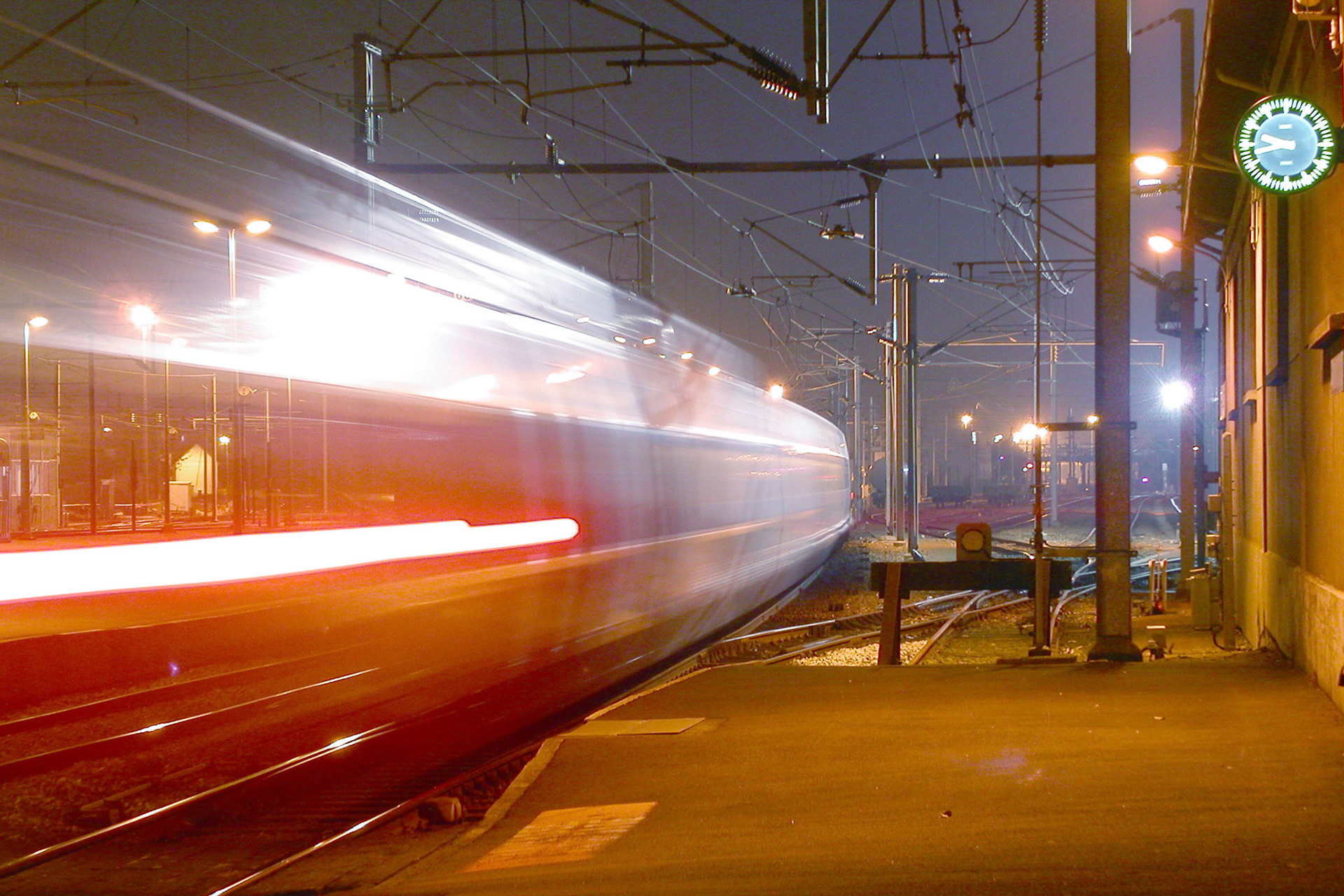 J'ai déclenché cette pose de 4 secondes au cours du passage d'un TGV, juste avant d'en voir le bout. Ainsi, les lanternes rouges situées à l'arrière du TGV apparaissent à gauche du cliché, avec l'arrière-plan en transparence.