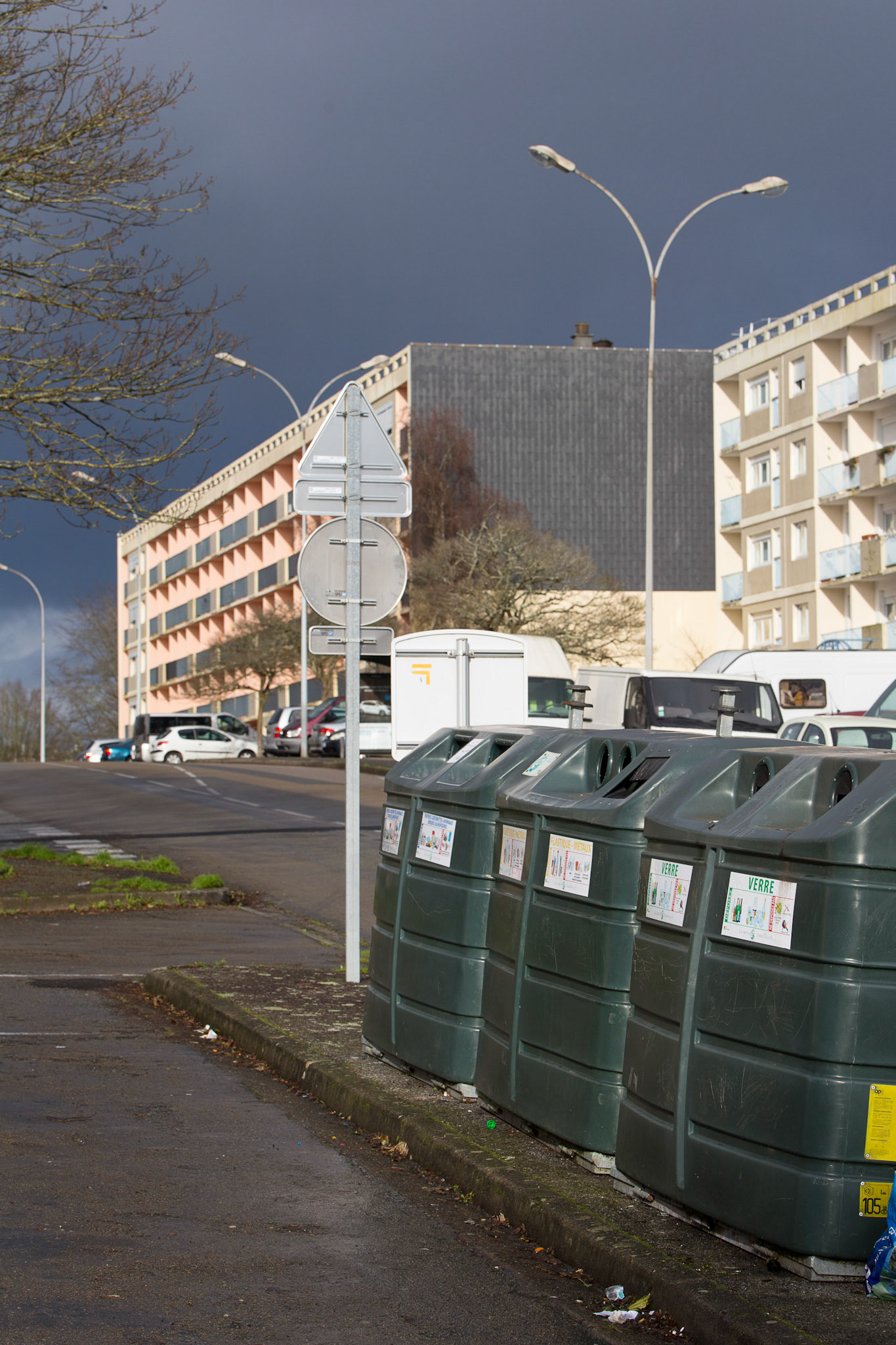 Les containers de tri sélectifs recevant plastique, métal, verre, papier et carton situés boulevard de Bretagne, devant la crèche.