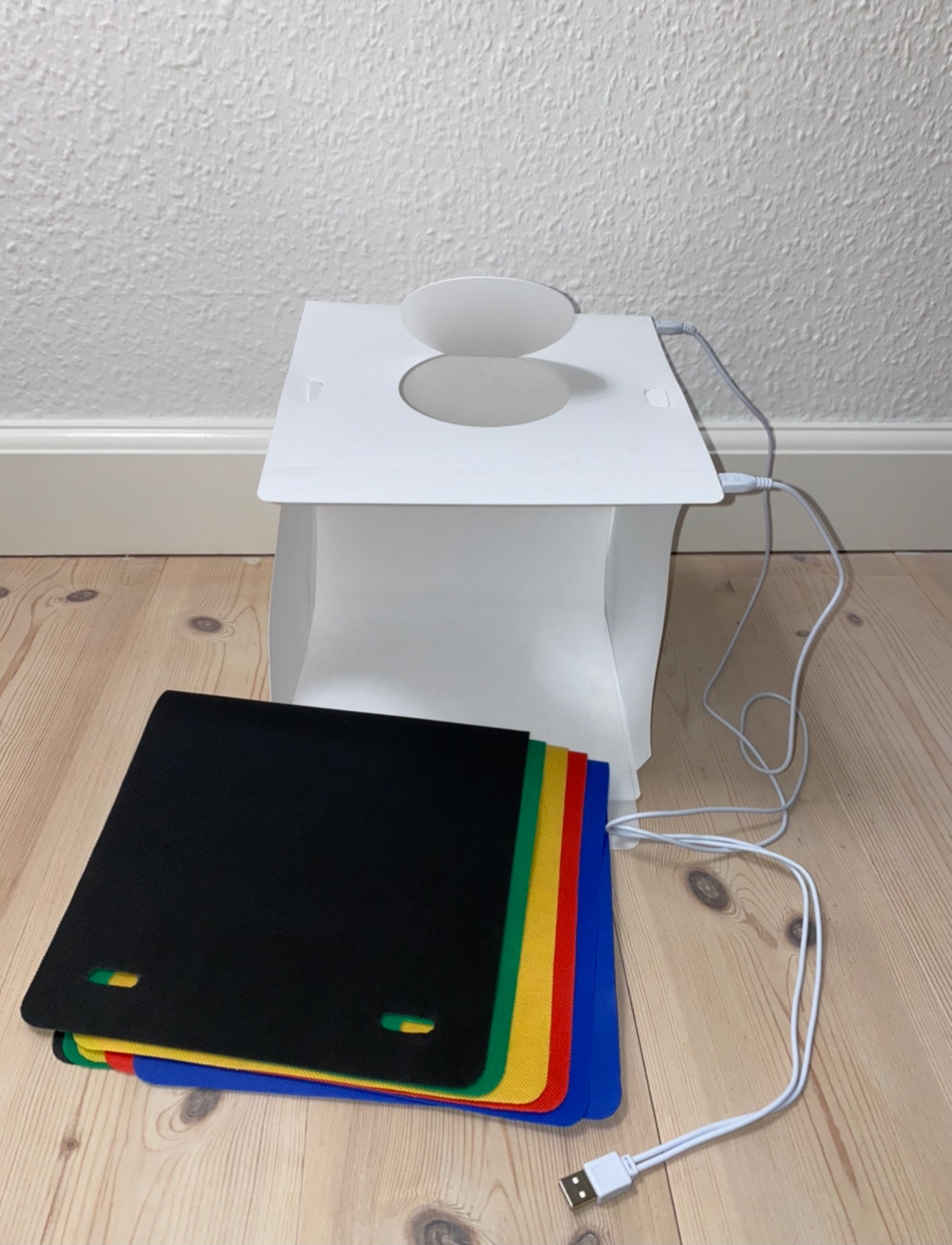 Light box presented with its accessories