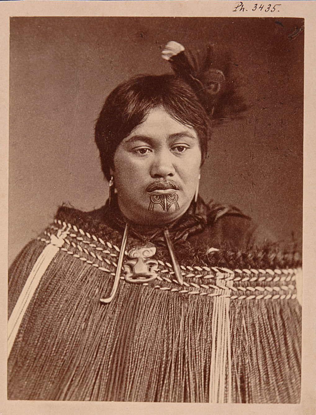 Harieta pongowhitiao, chief's wife, here dressed in an itau. Around her neck she wears a haitiki (talisman), a figure made of nephrite, furthermore she wears two tara earrings, which testify the high rank. Taken in New Zealand - North Island. (Reischek Collection). Vienna World Museum, photo 3.435