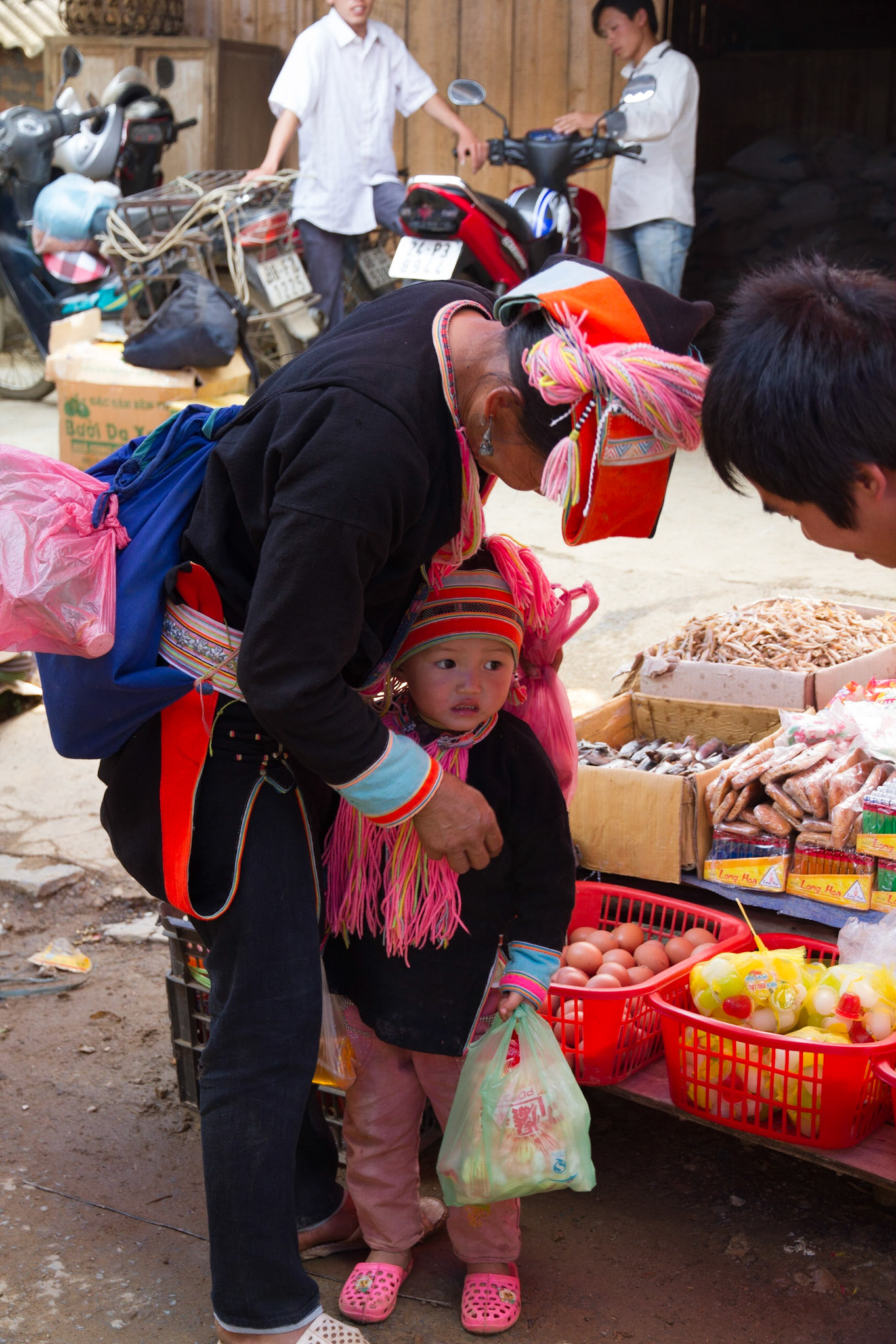 Dao Tuyen boy scared by the sight of a 6ft blond man (Alex)