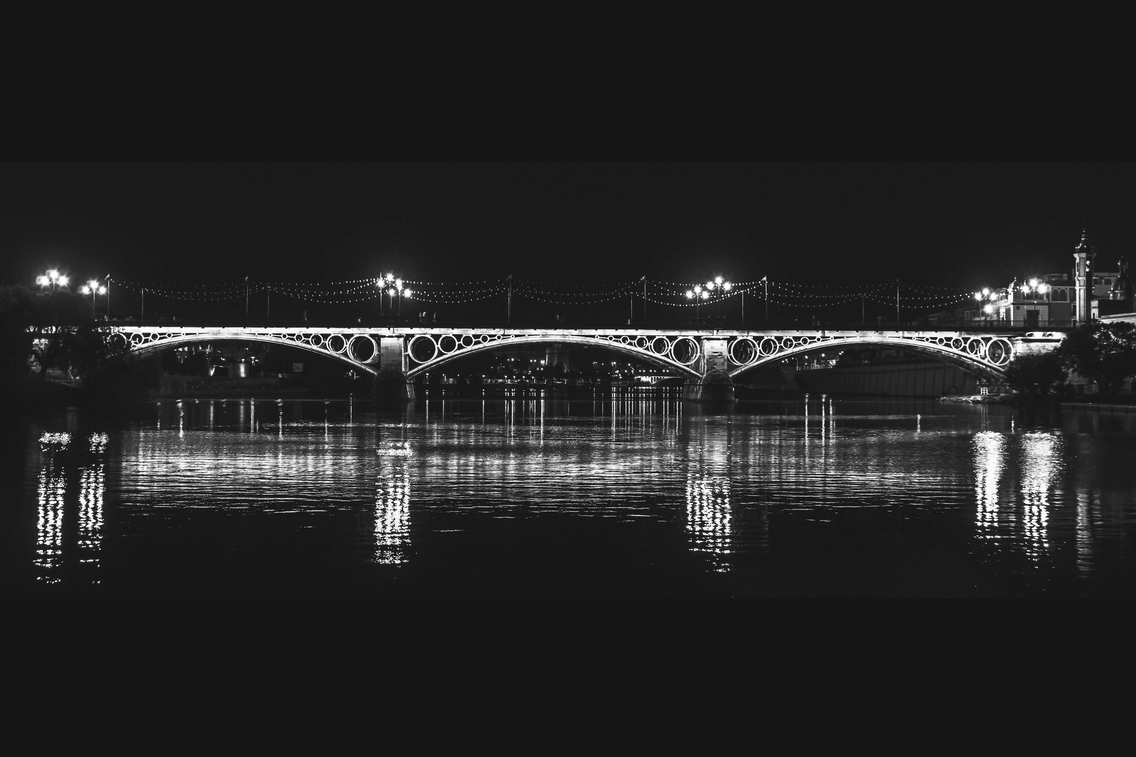 Puente de Isabel II centrado.
