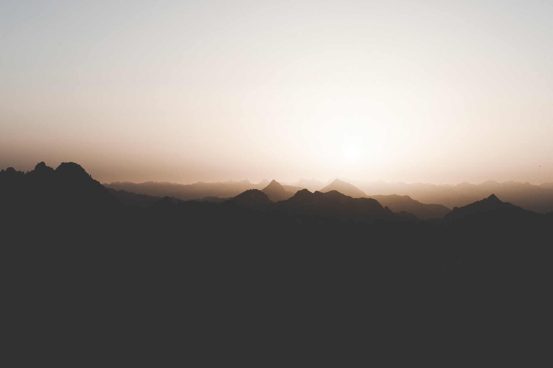 Sonnenaufgang auf dem Berg.