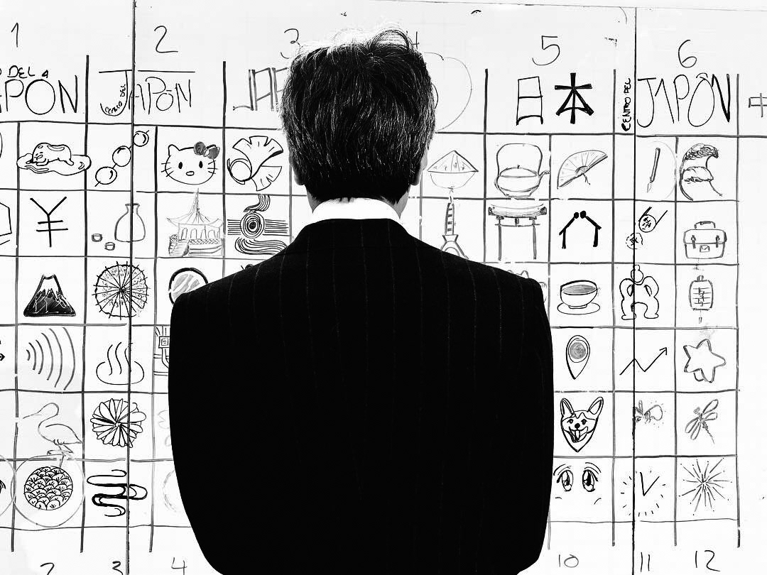 The Ambassador of Japan to Colombia, Keiichiro Morishita, in front of the morphological analysis pattern made by the students.