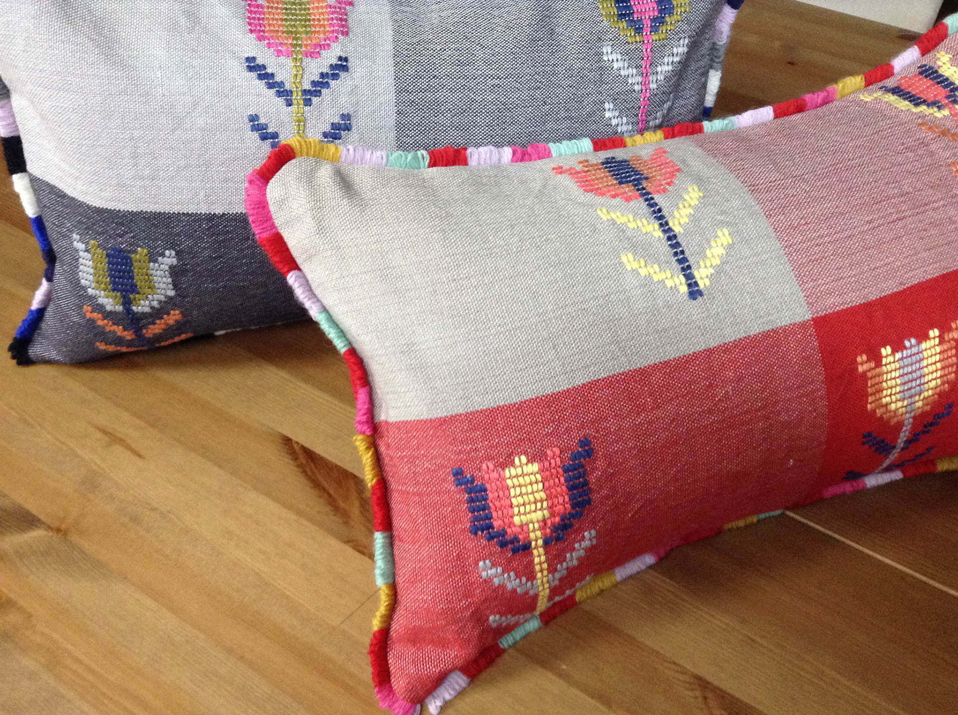 H.F Väv 2014 <Cushion-blommor> 横長クッション 花柄 material: Linen / Wool size: 30 × 50 cm © Hanako Fujino / H.F Väv