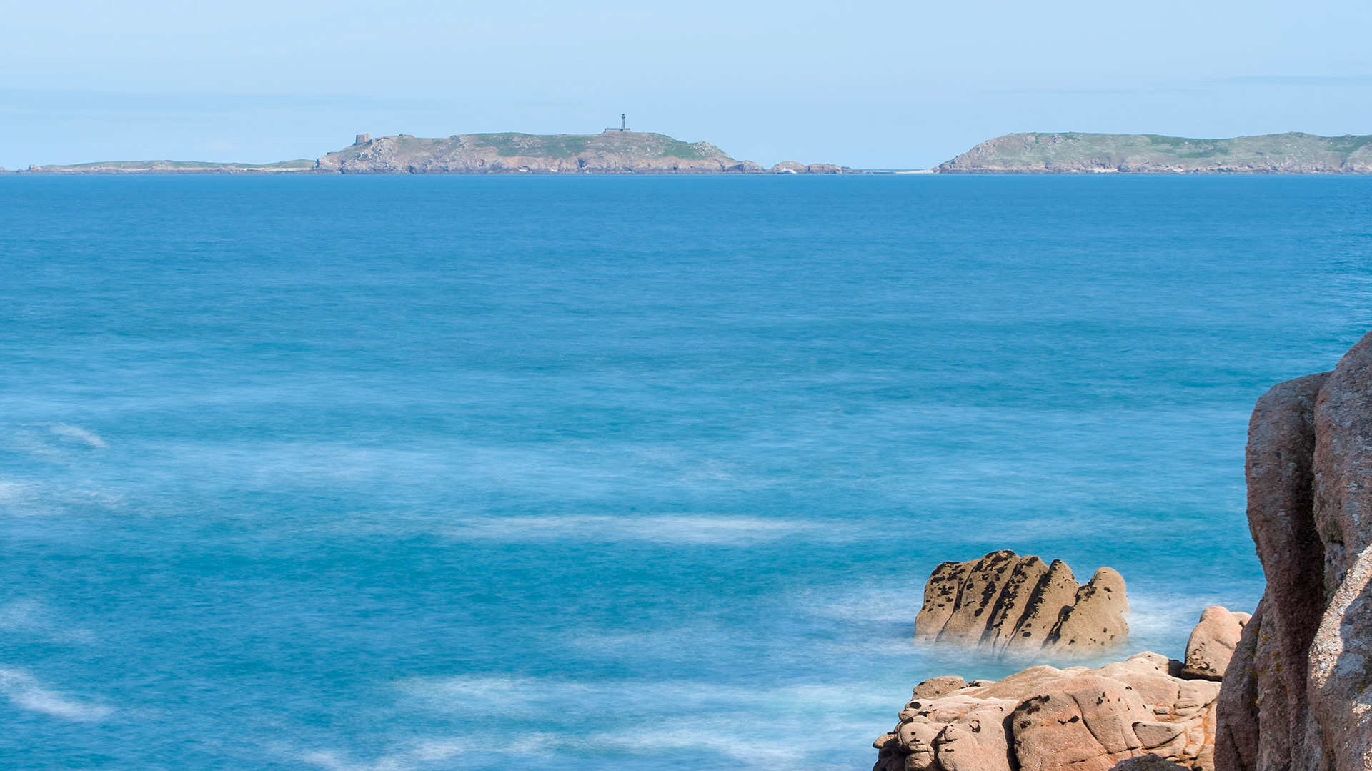 Long exposure on the English Channel, Ile aux Moines looking deceptively close, with Ile plate to the left, and Ile Bono to the right.
