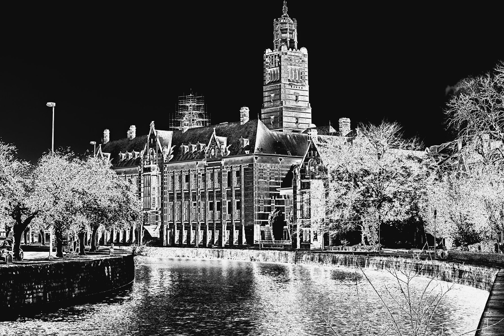 The courthouse on de banks of the Oude Dender.