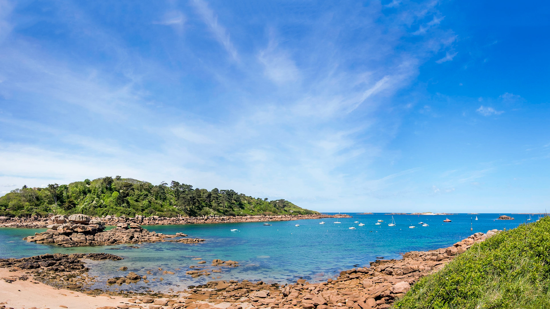 Narrow ocean passage between Trébeurden and Ile Milliau