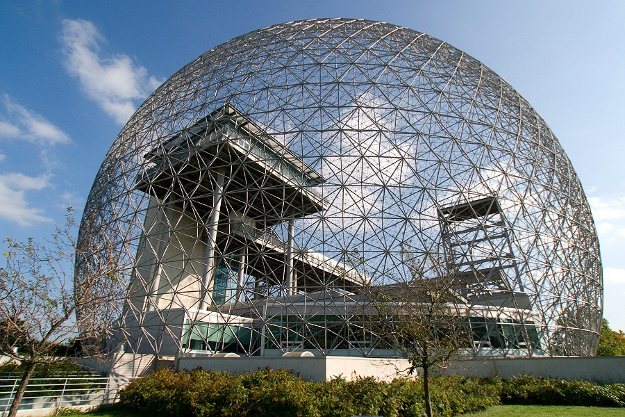 Pavilhão norte-americano da Exposição Mundial de 1967 (na Ilha de Santa Helena, Montreal, Quebec, Canadá) projetada por R. Buckminster Fuller.