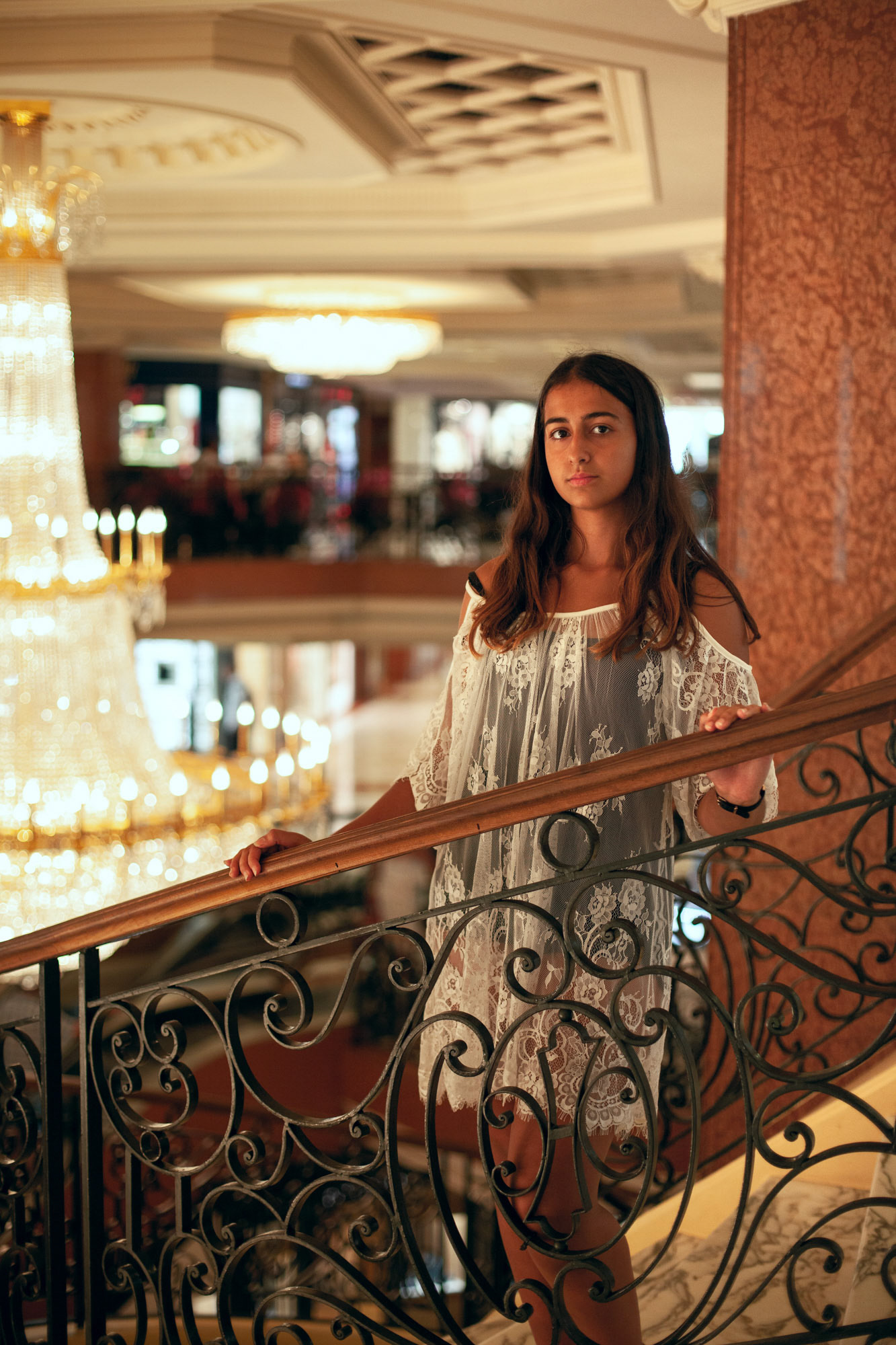 ritratto fotografico ragazza dentro centro commerciale