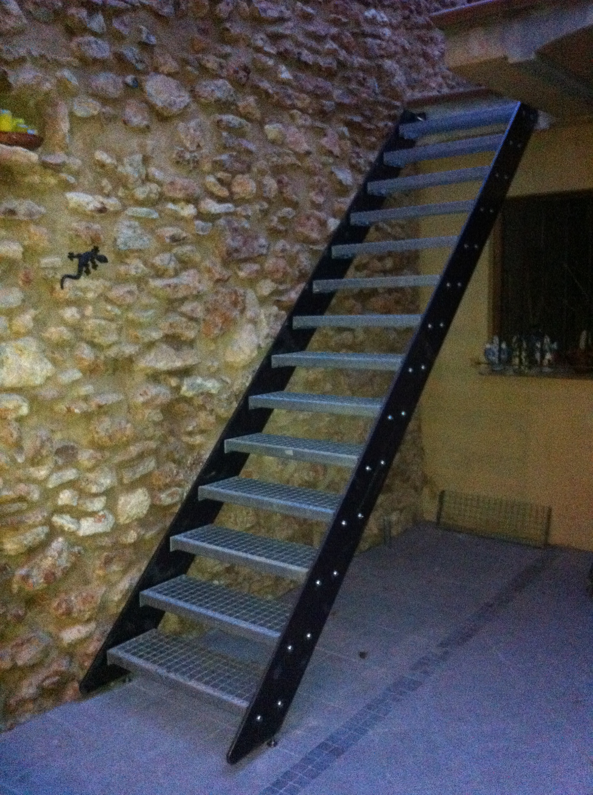 Escalera montada in-situ a la espera de recibir la barandilla atornillada