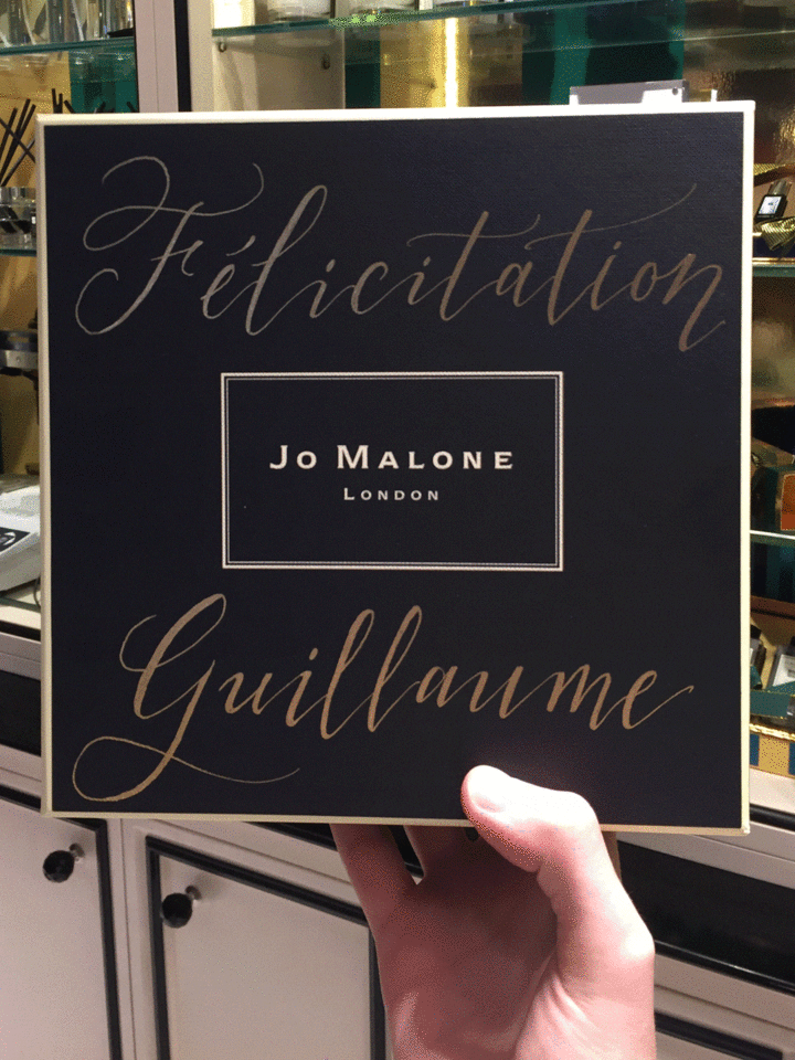 Calligraphie sur packaging Jo Malone au corner des Galeries Lafayette Haussmann Paris