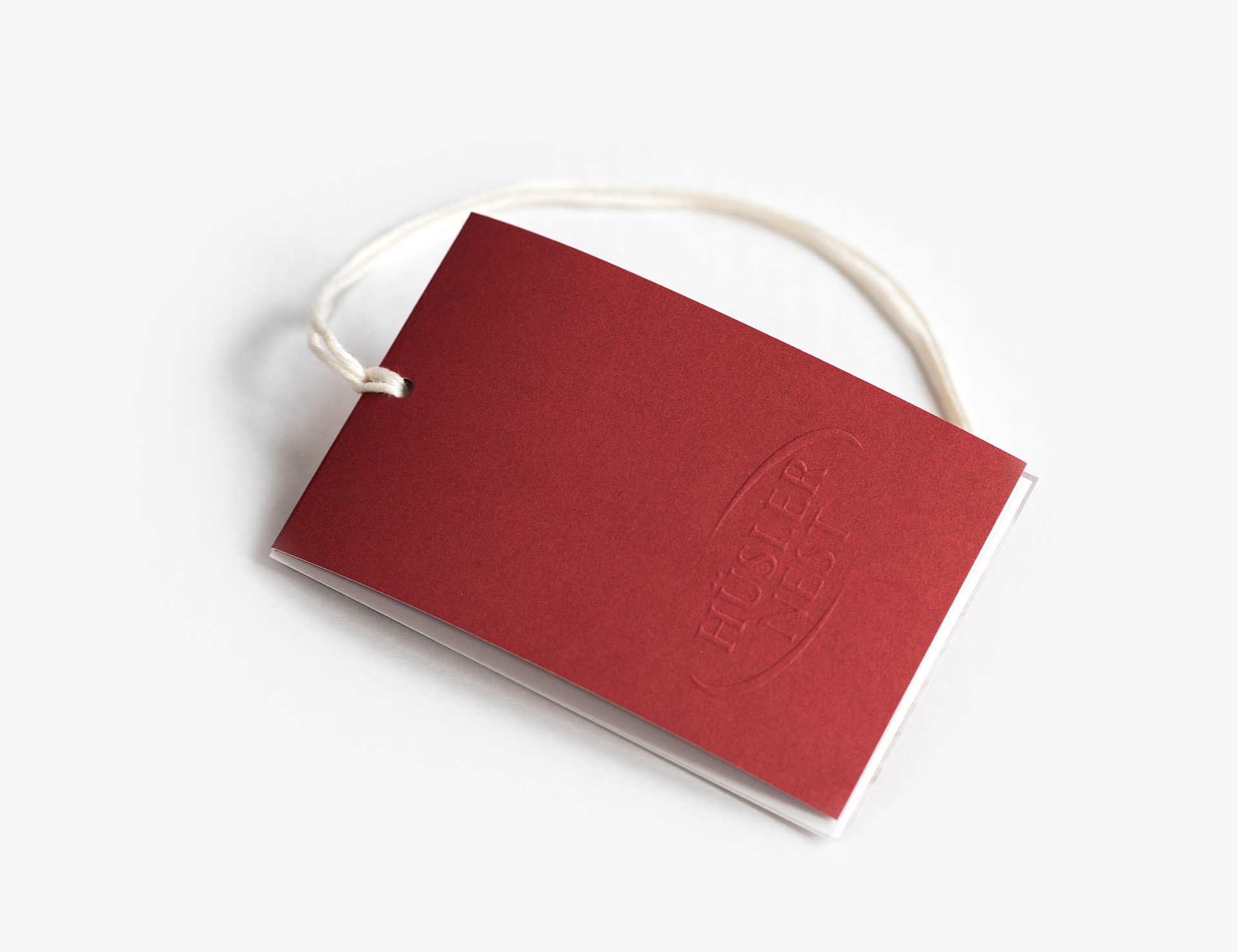 Produktelabel mit Prägung von Designagentur aus Kriens bei Luzern in der Zentralschweiz – Ihre Agentur für Corporate Design, Branding, Grafik, Verpackung und Kommunikationsdesign.